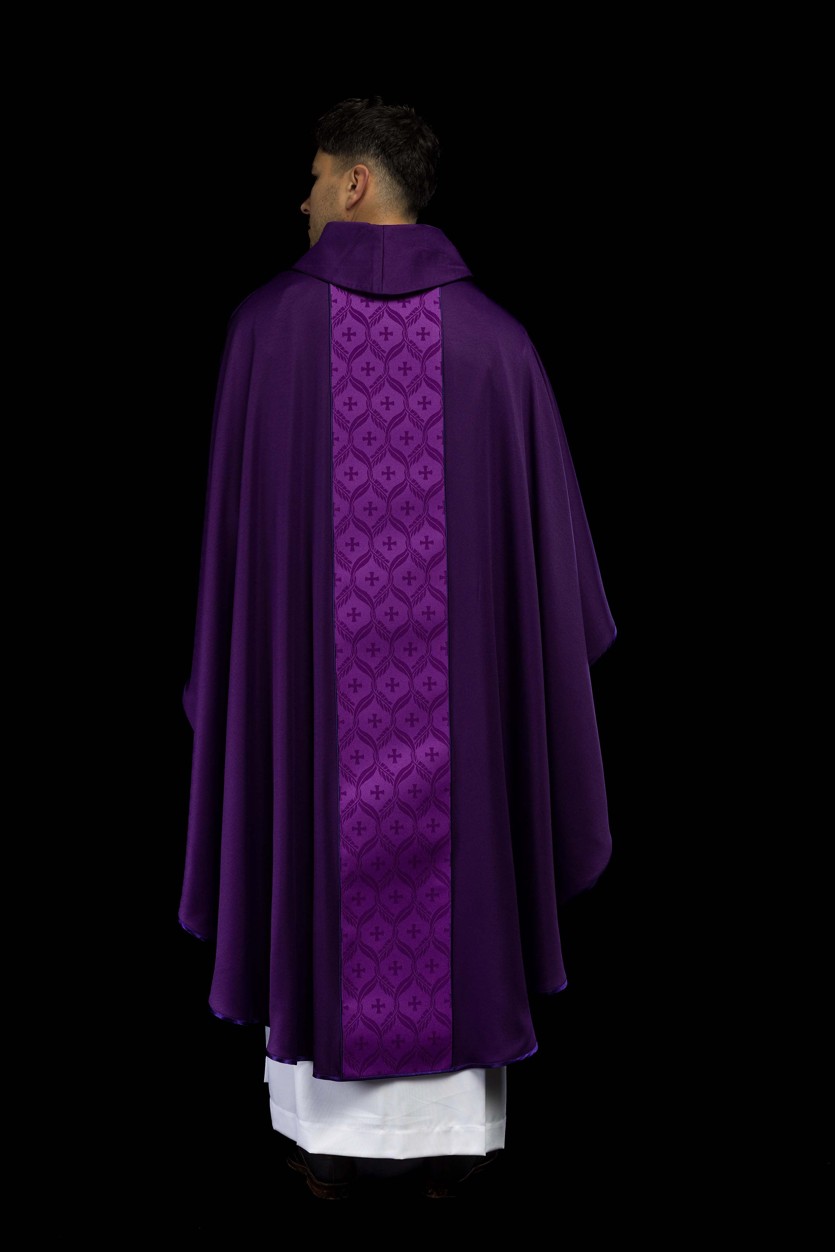 Casula violeta com faixa em jacquard decorada com cruzes