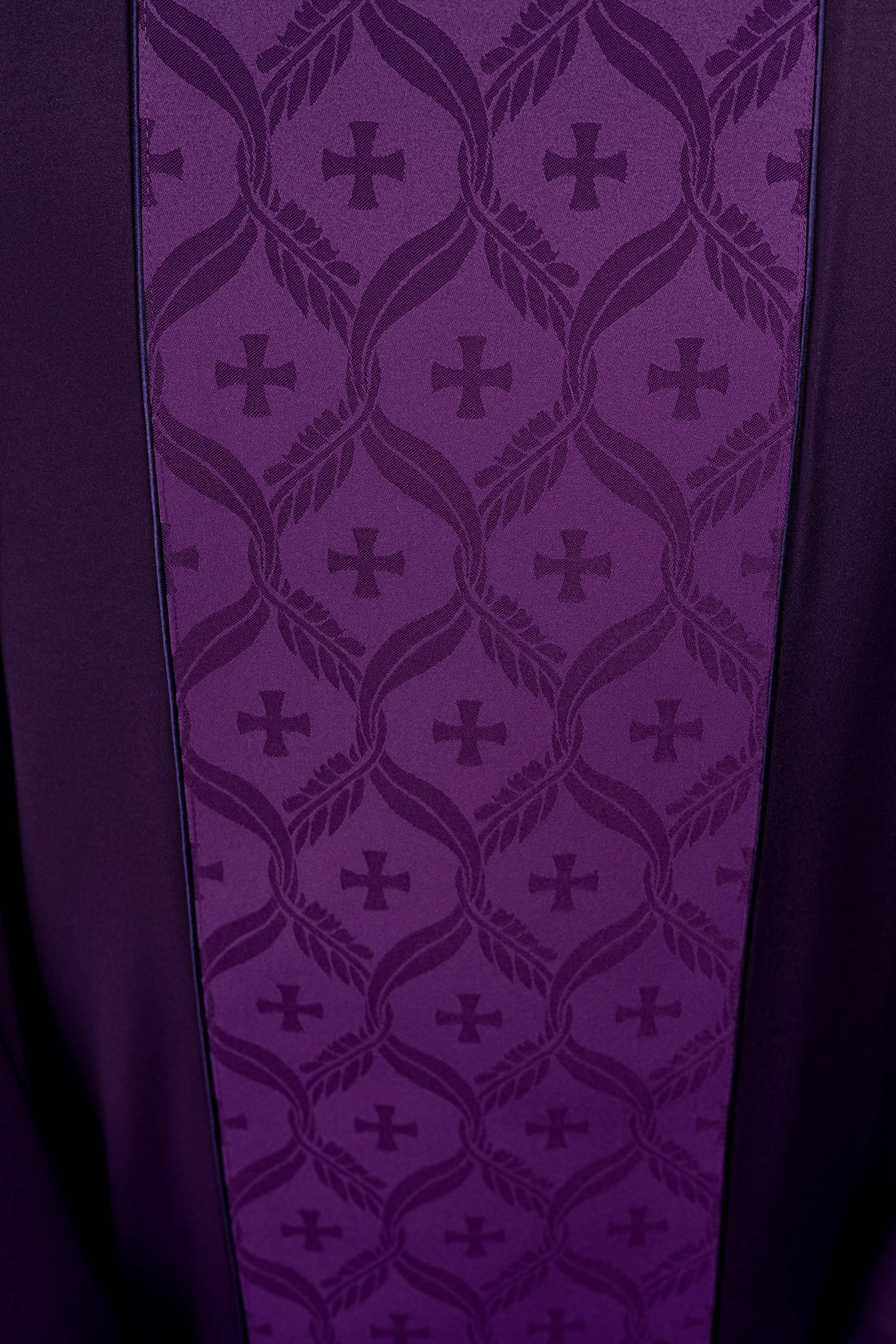 Casula violeta com faixa em jacquard decorada com cruzes