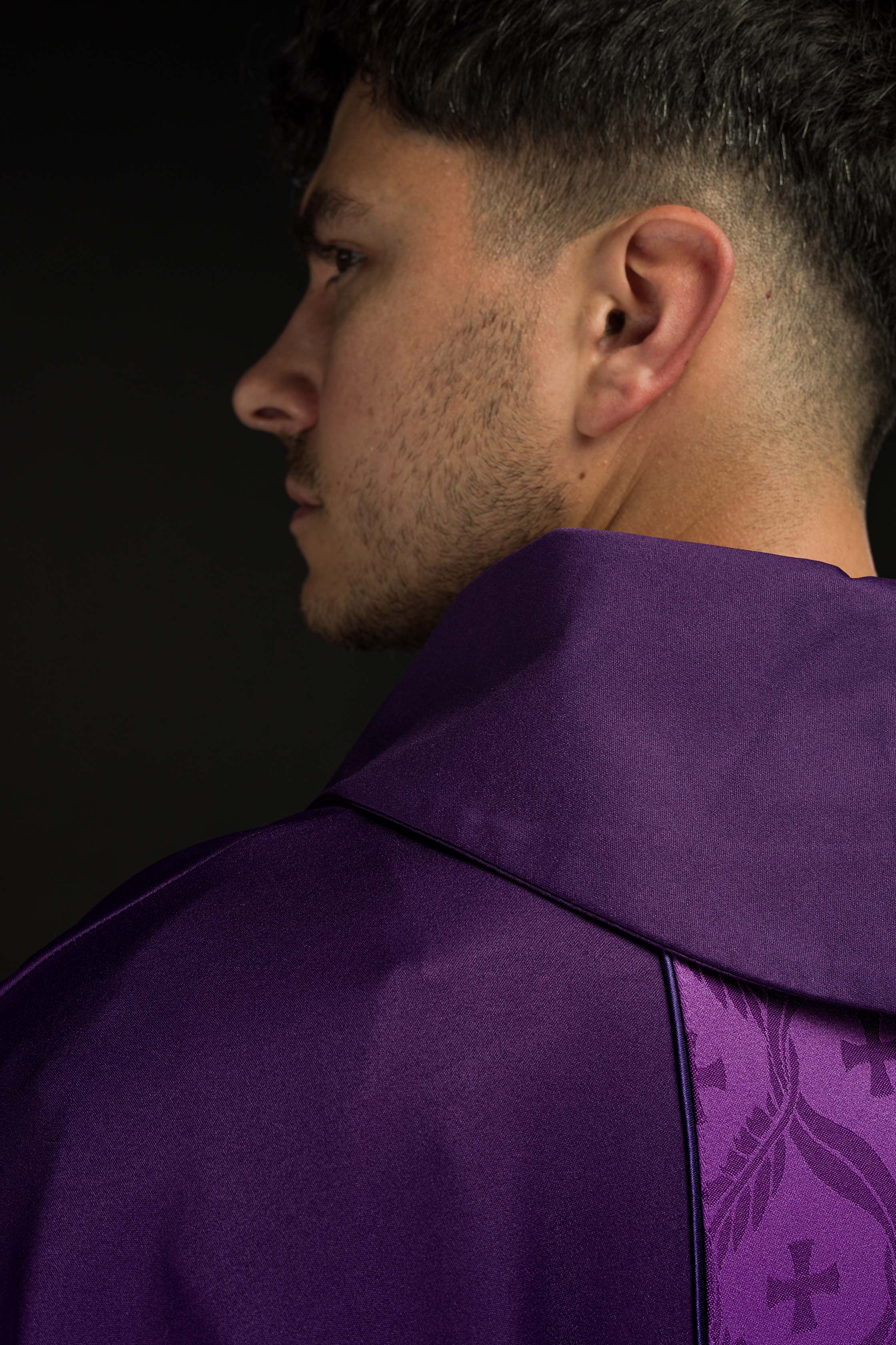 Casula violeta com faixa em jacquard decorada com cruzes
