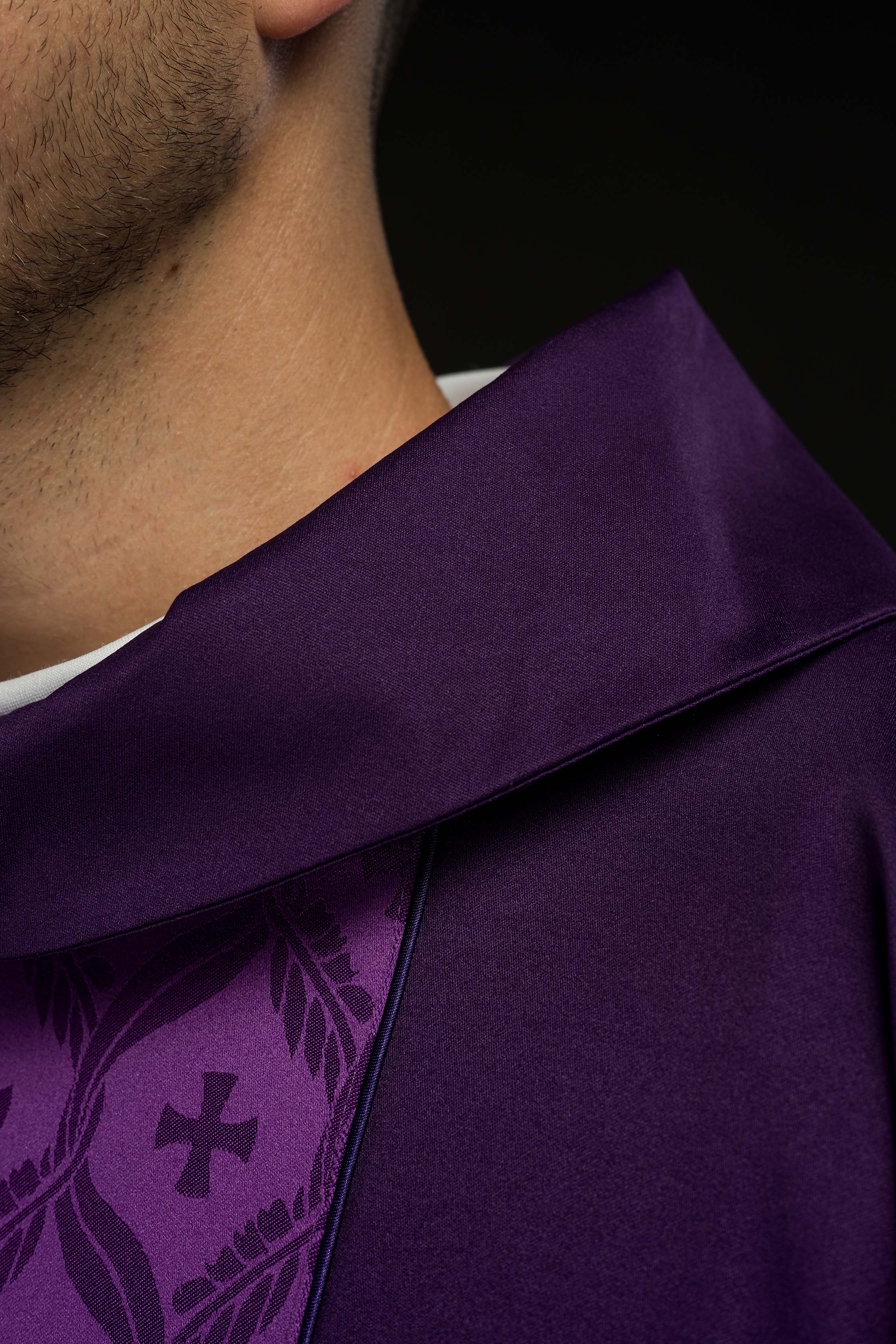 Casula violeta com faixa em jacquard decorada com cruzes