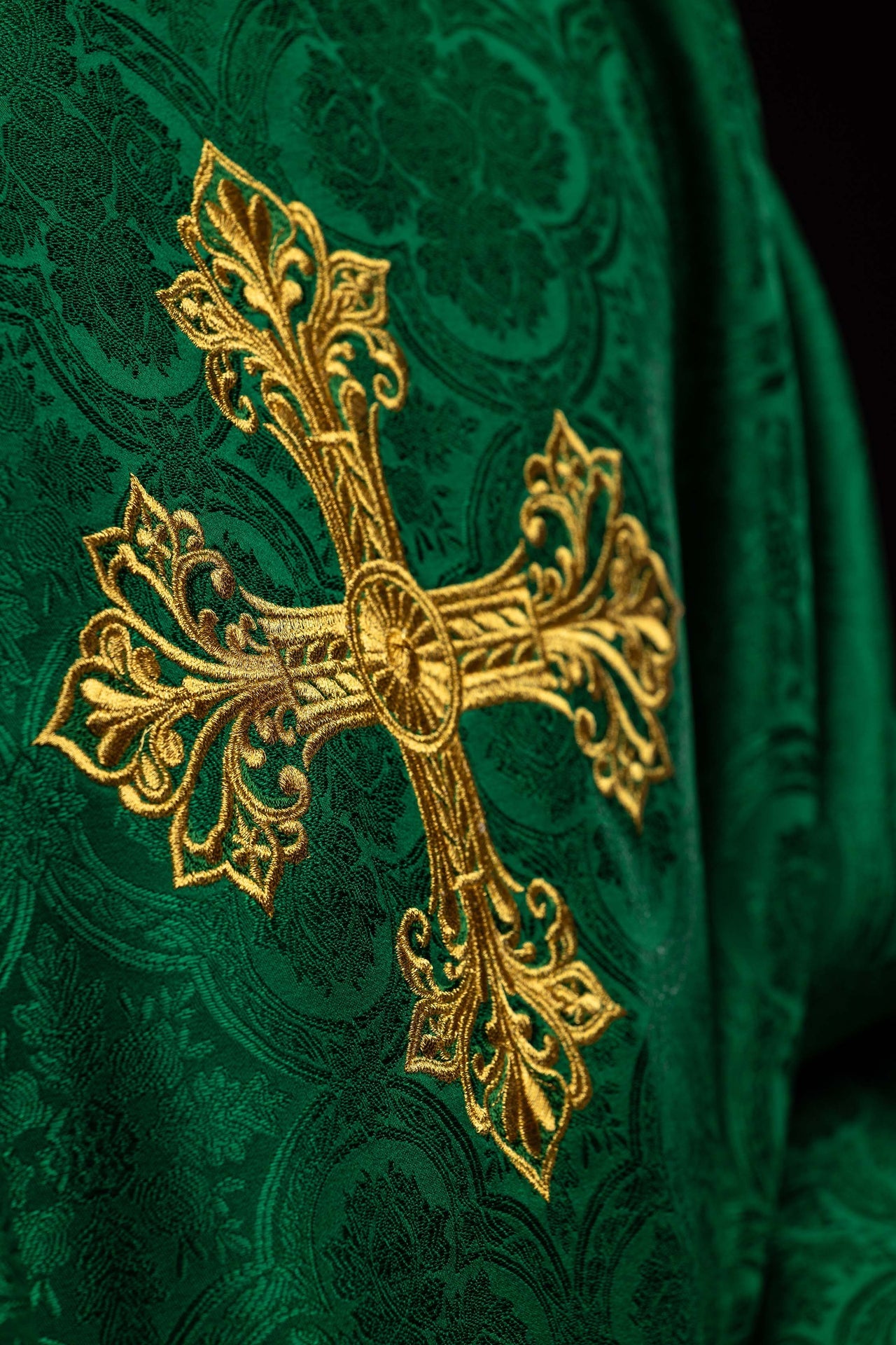 Casulla verde con cruz de tejido jacquard