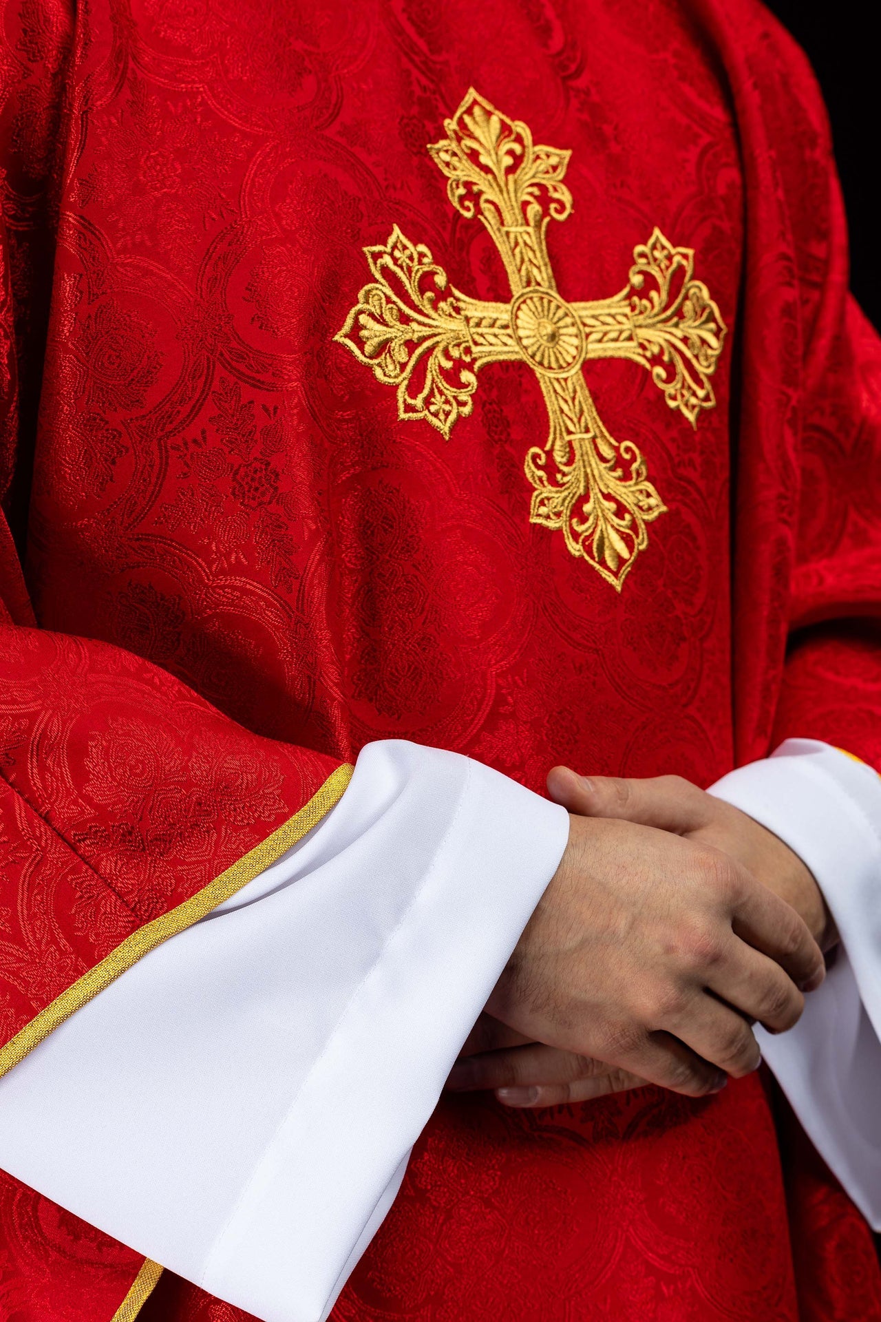 Casulla roja con cruz de tejido jacquard
