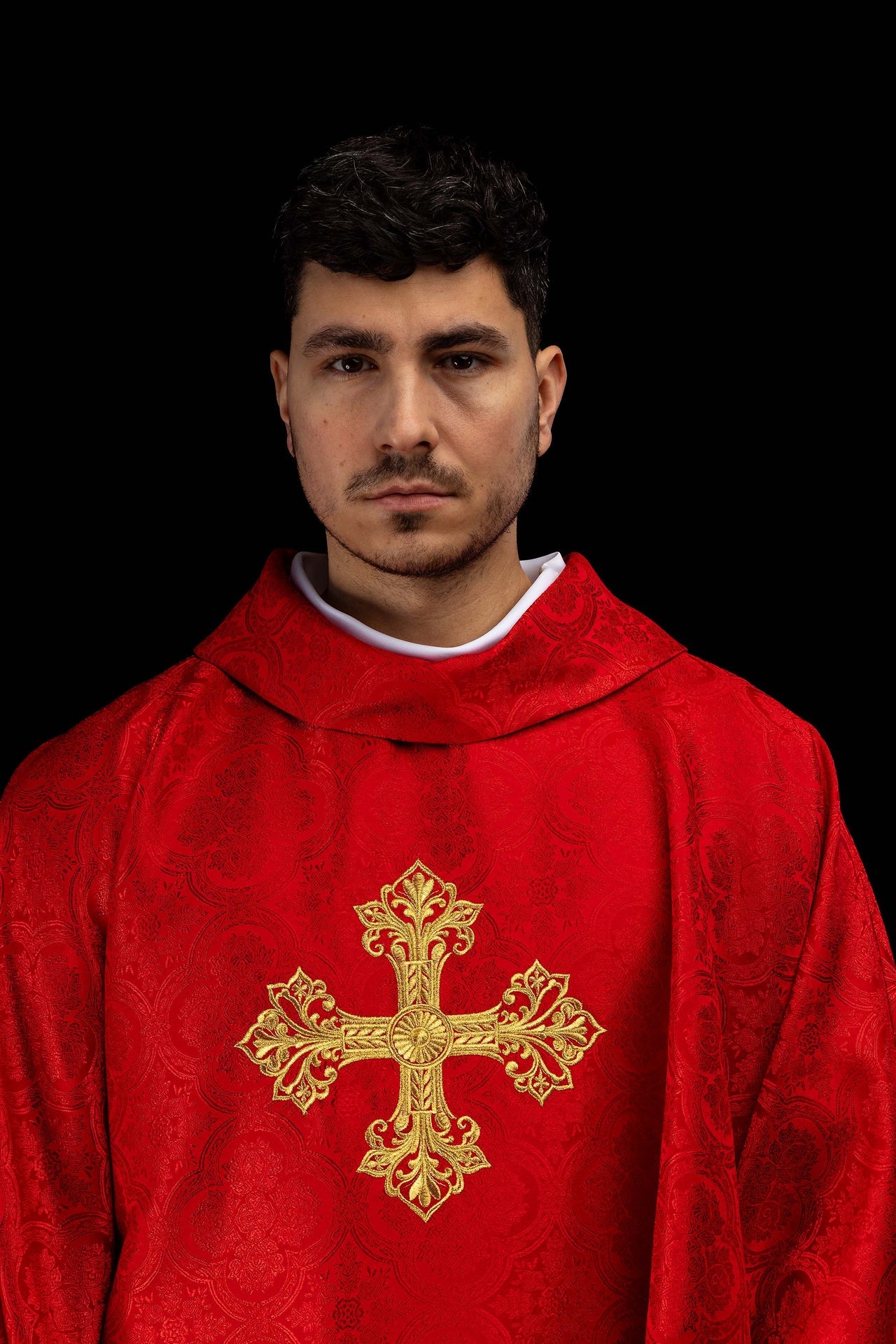 Casulla roja con cruz de tejido jacquard