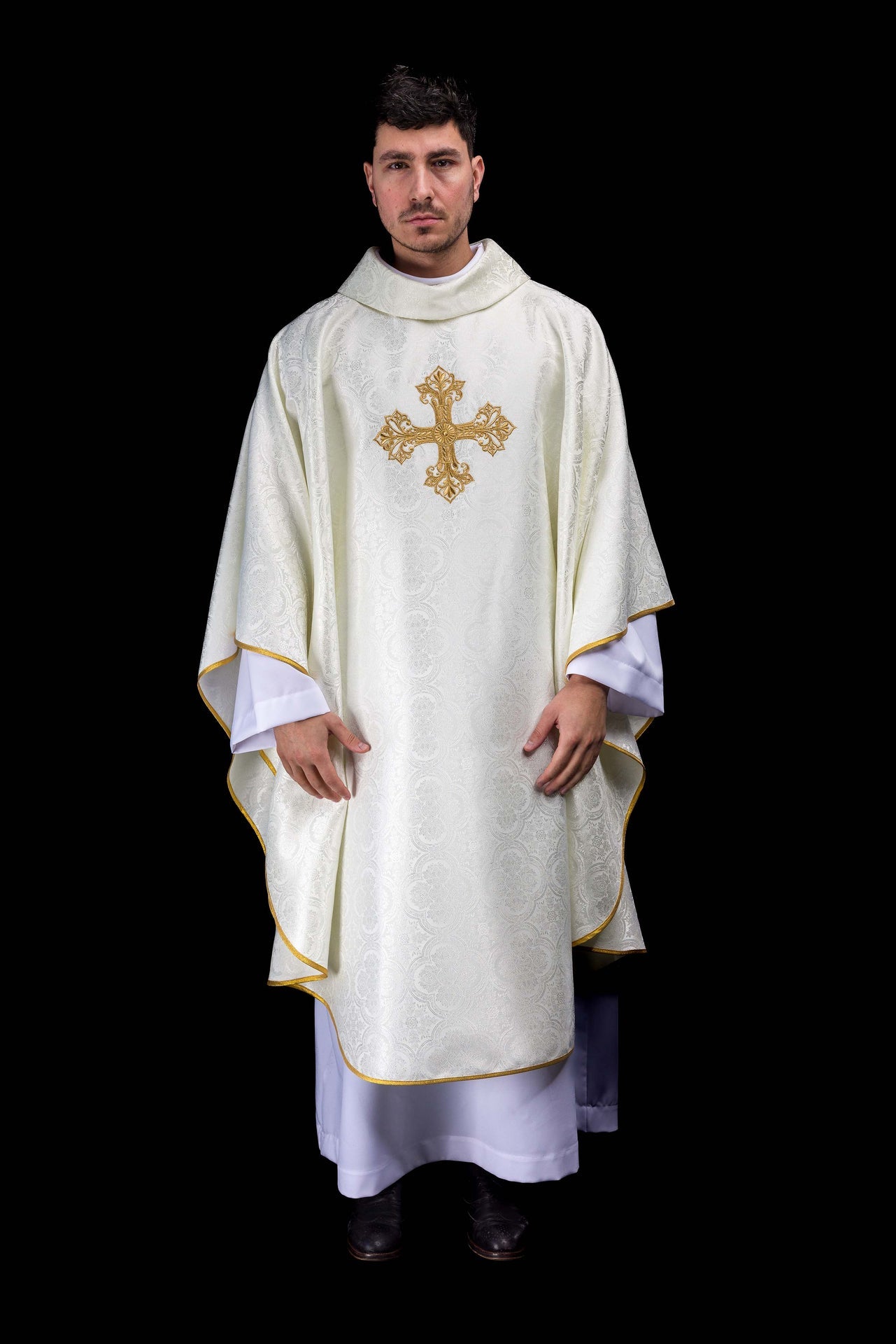 Casulla en color ecru con cruz de tejido jacquard