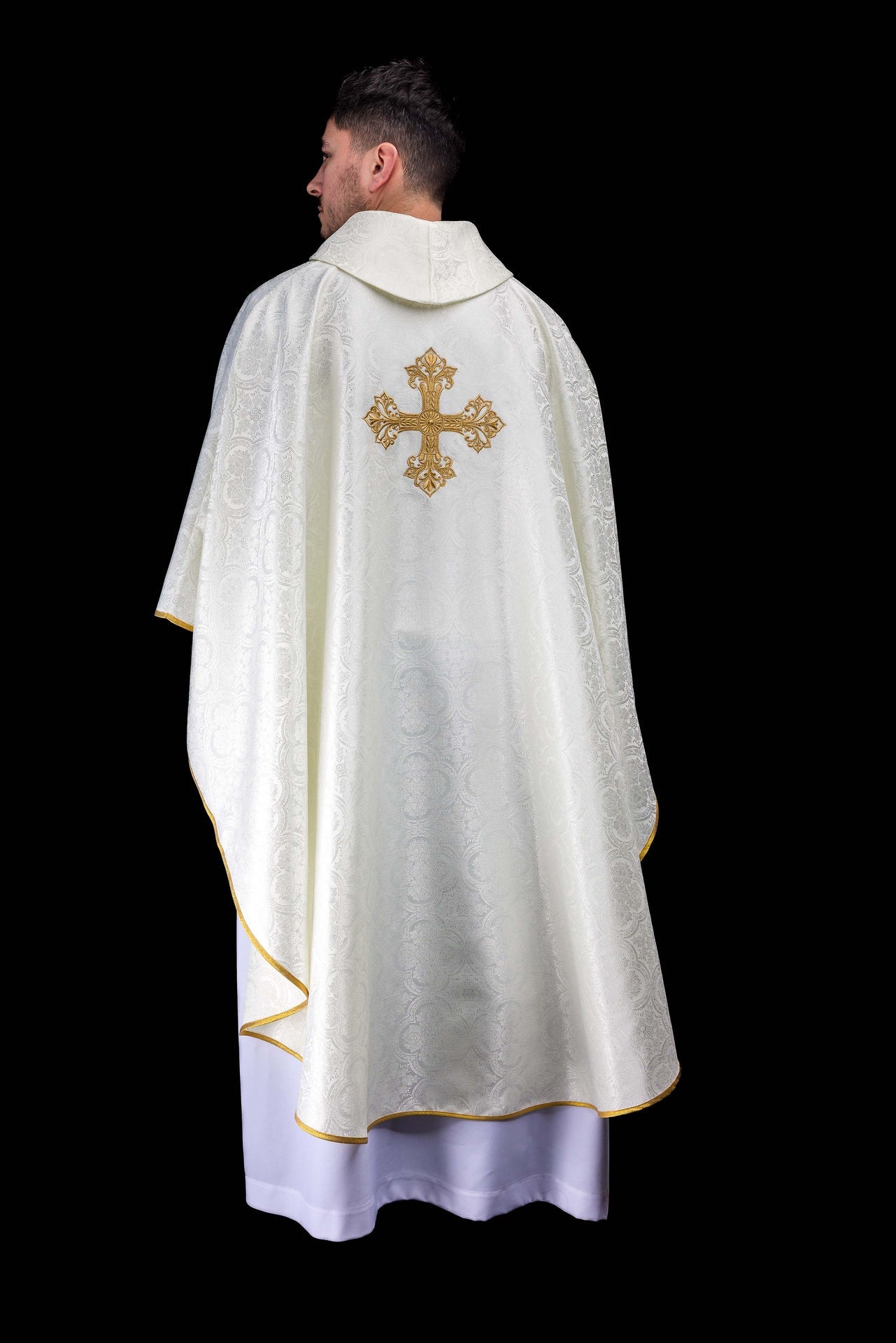 Casulla en color ecru con cruz de tejido jacquard