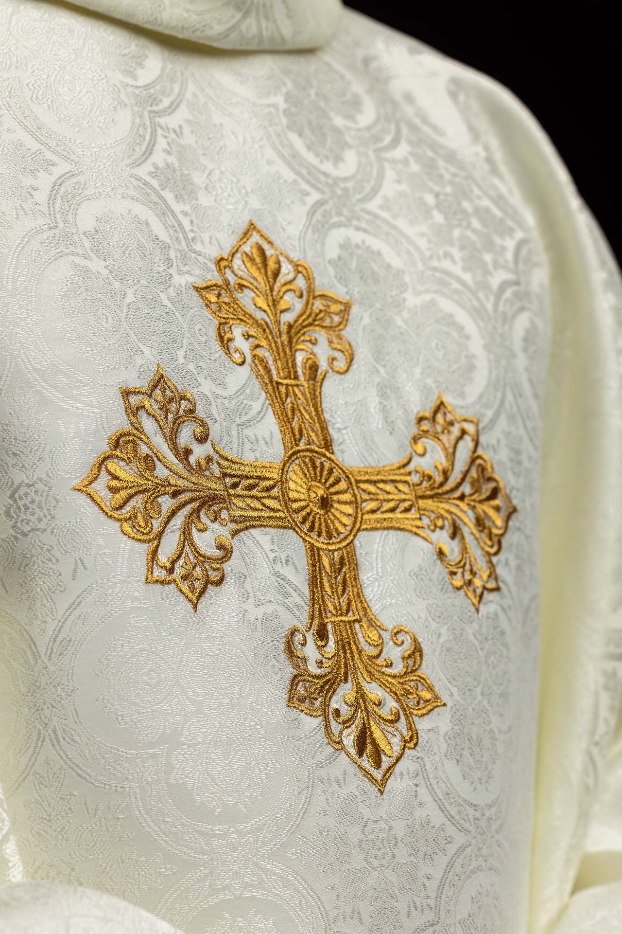 Casulla en color ecru con cruz de tejido jacquard