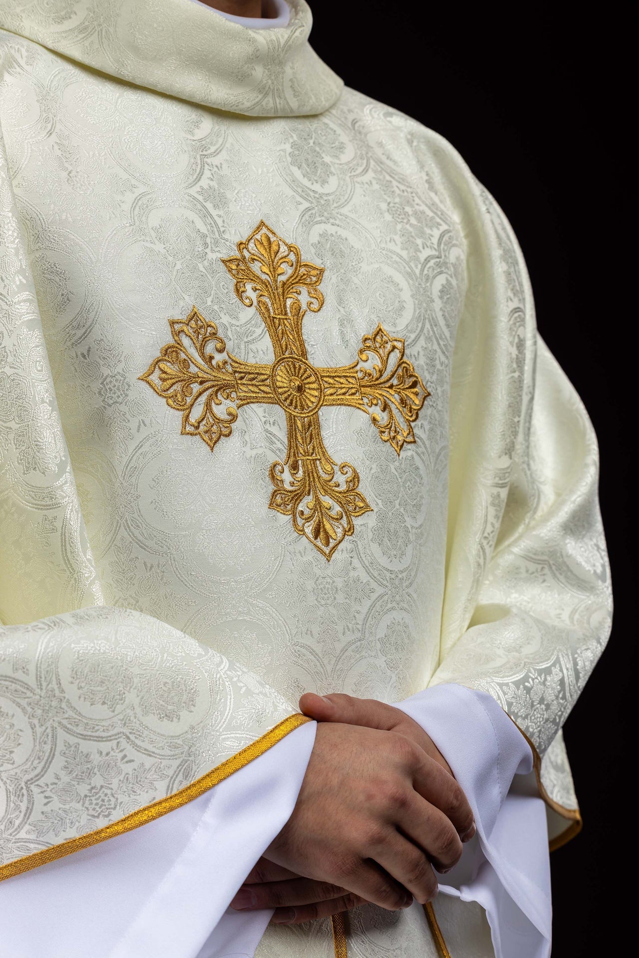 Casulla en color ecru con cruz de tejido jacquard