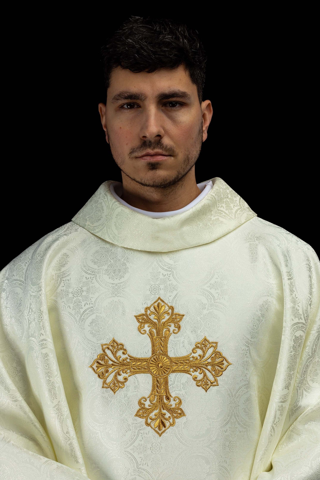 Casulla en color ecru con cruz de tejido jacquard