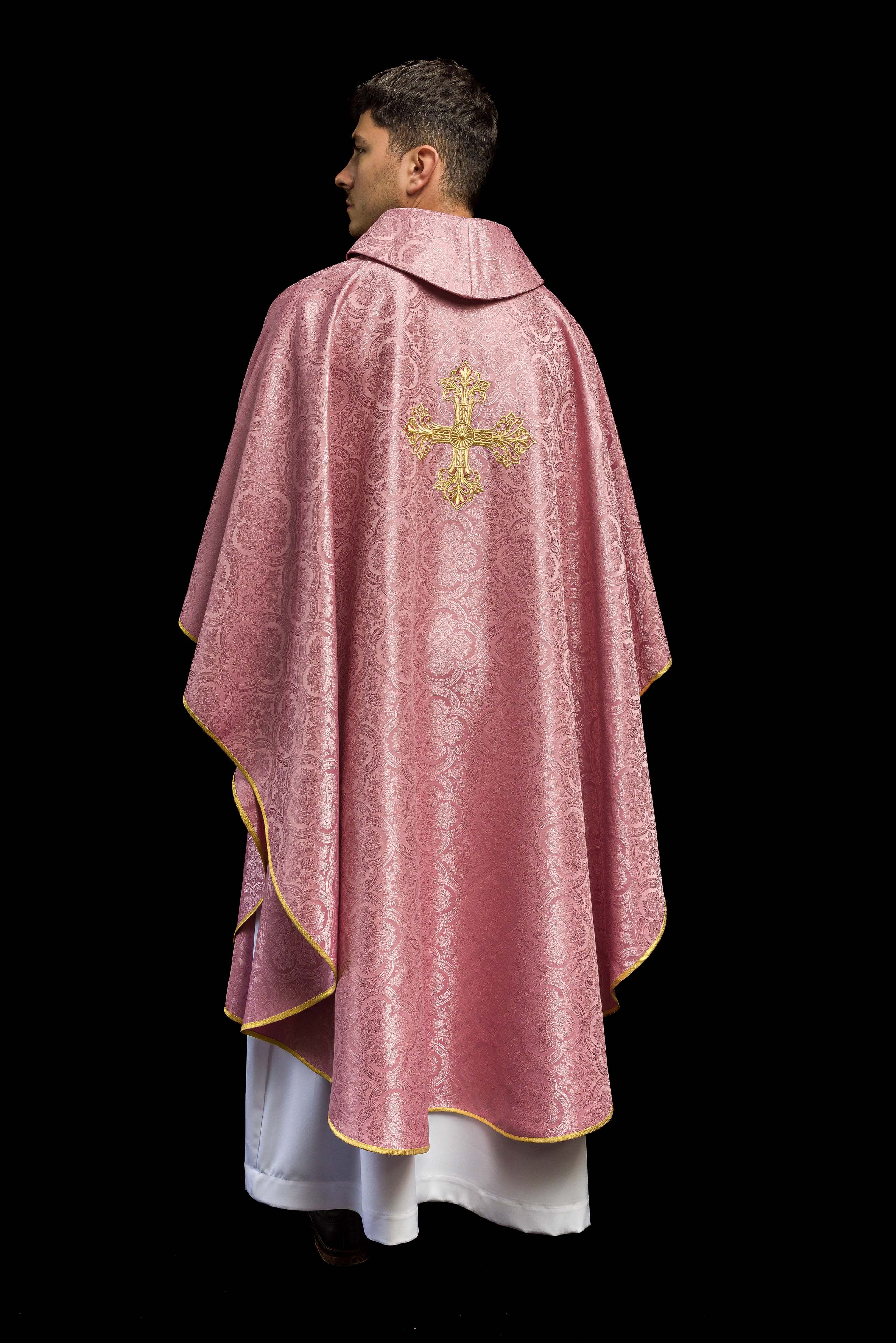 Casula rosa com cruz em tecido estampado
