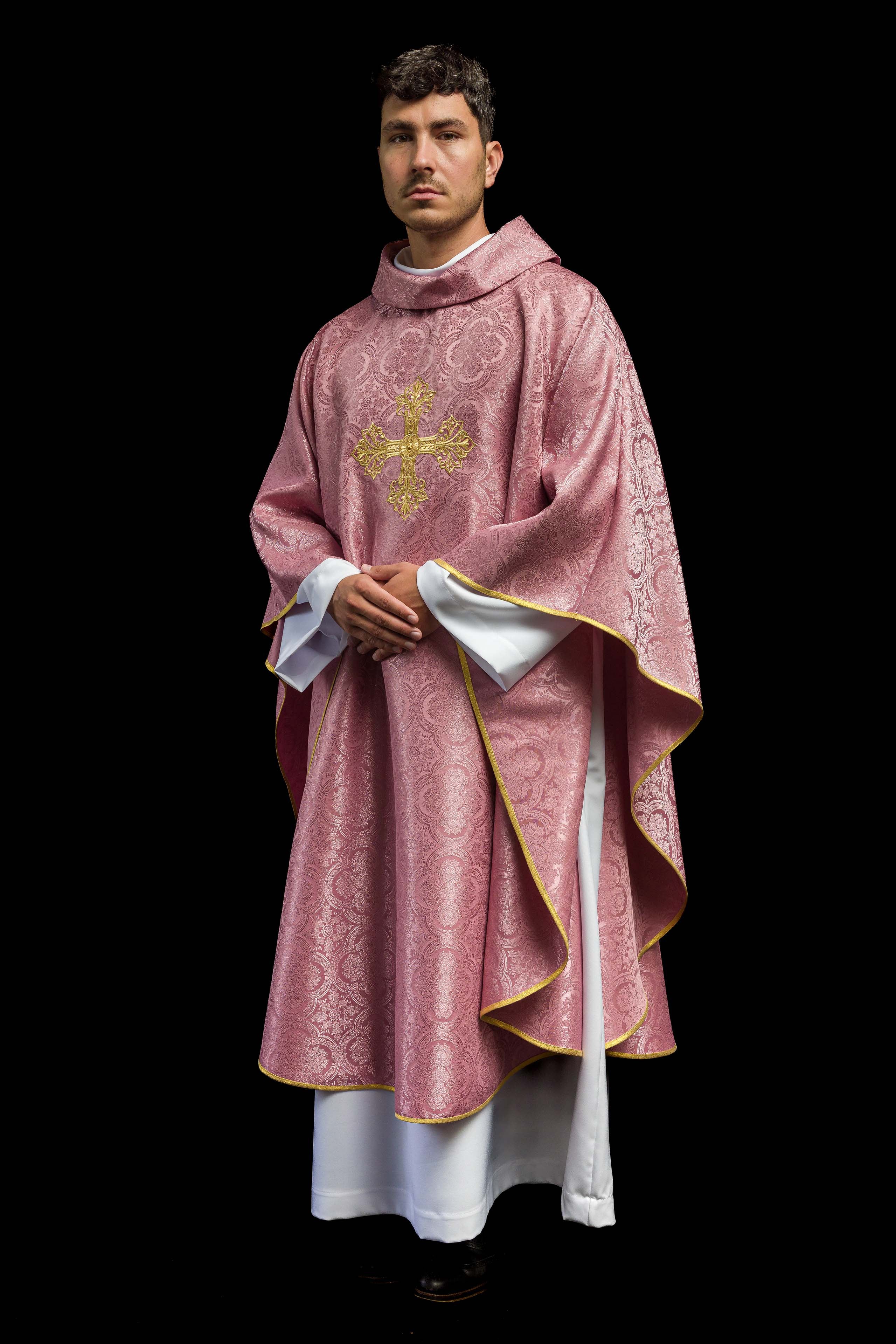 Casula rosa com cruz em tecido estampado