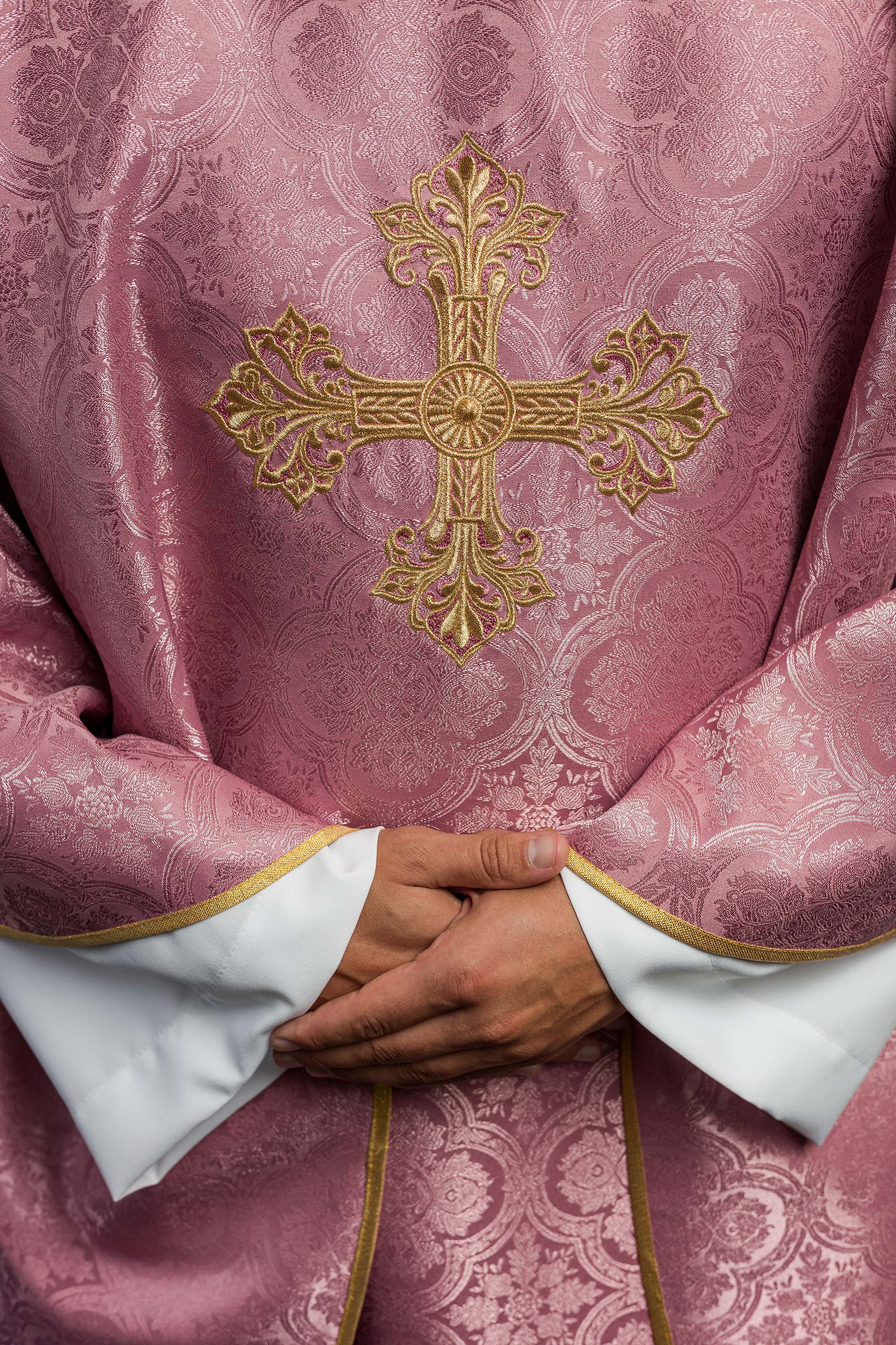 Casula rosa com cruz em tecido estampado