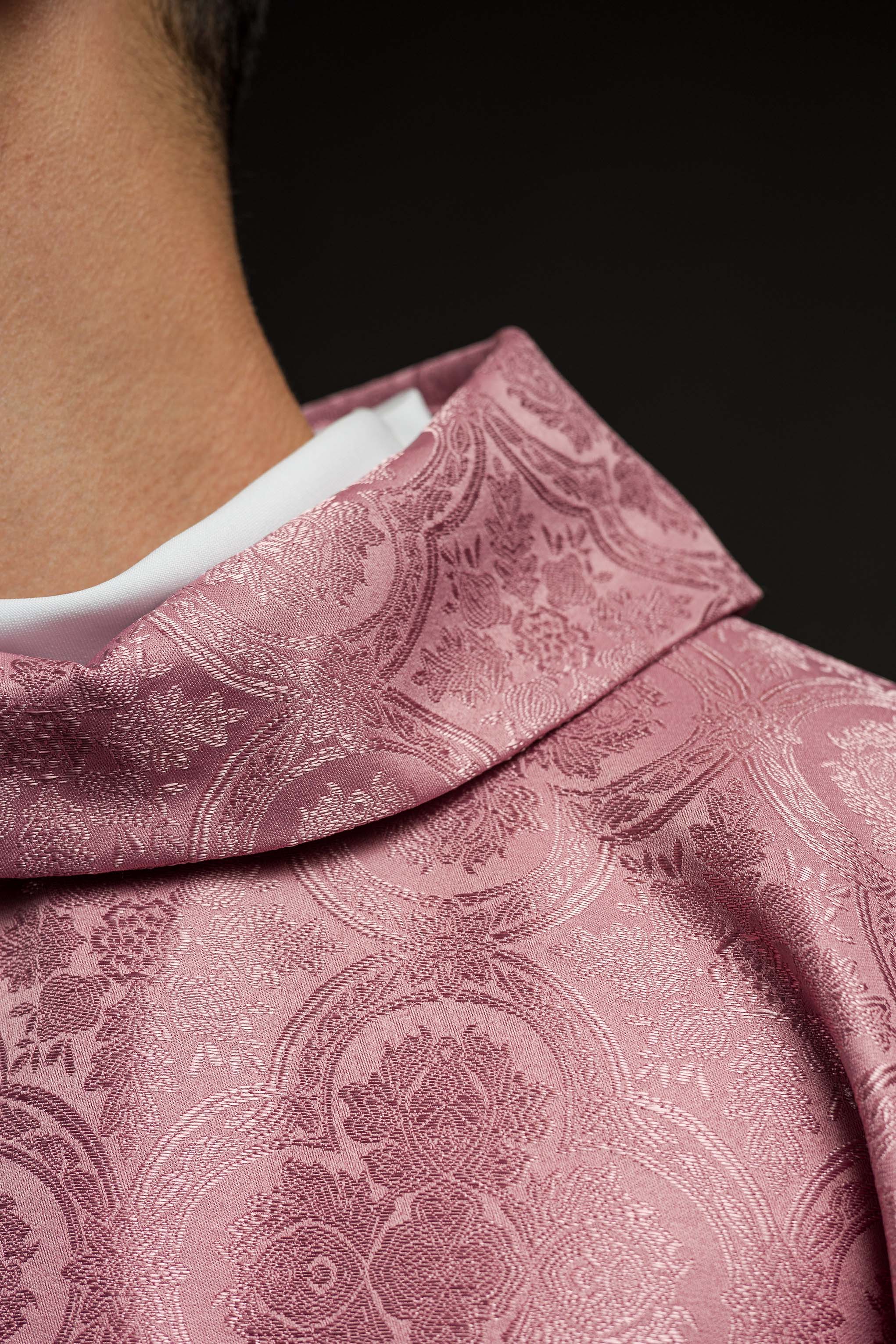 Casula rosa com cruz em tecido estampado