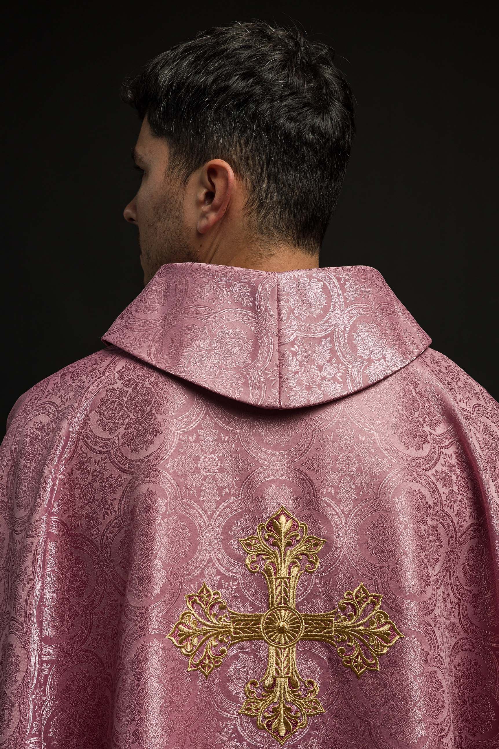 Casula rosa com cruz em tecido estampado