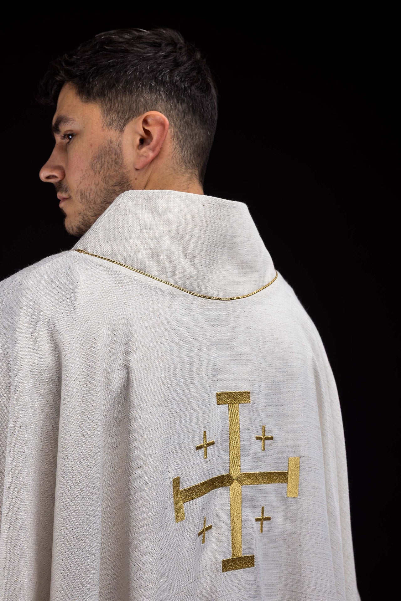 Casulla bordada con la Cruz de Jerusalén en color marfil ecru