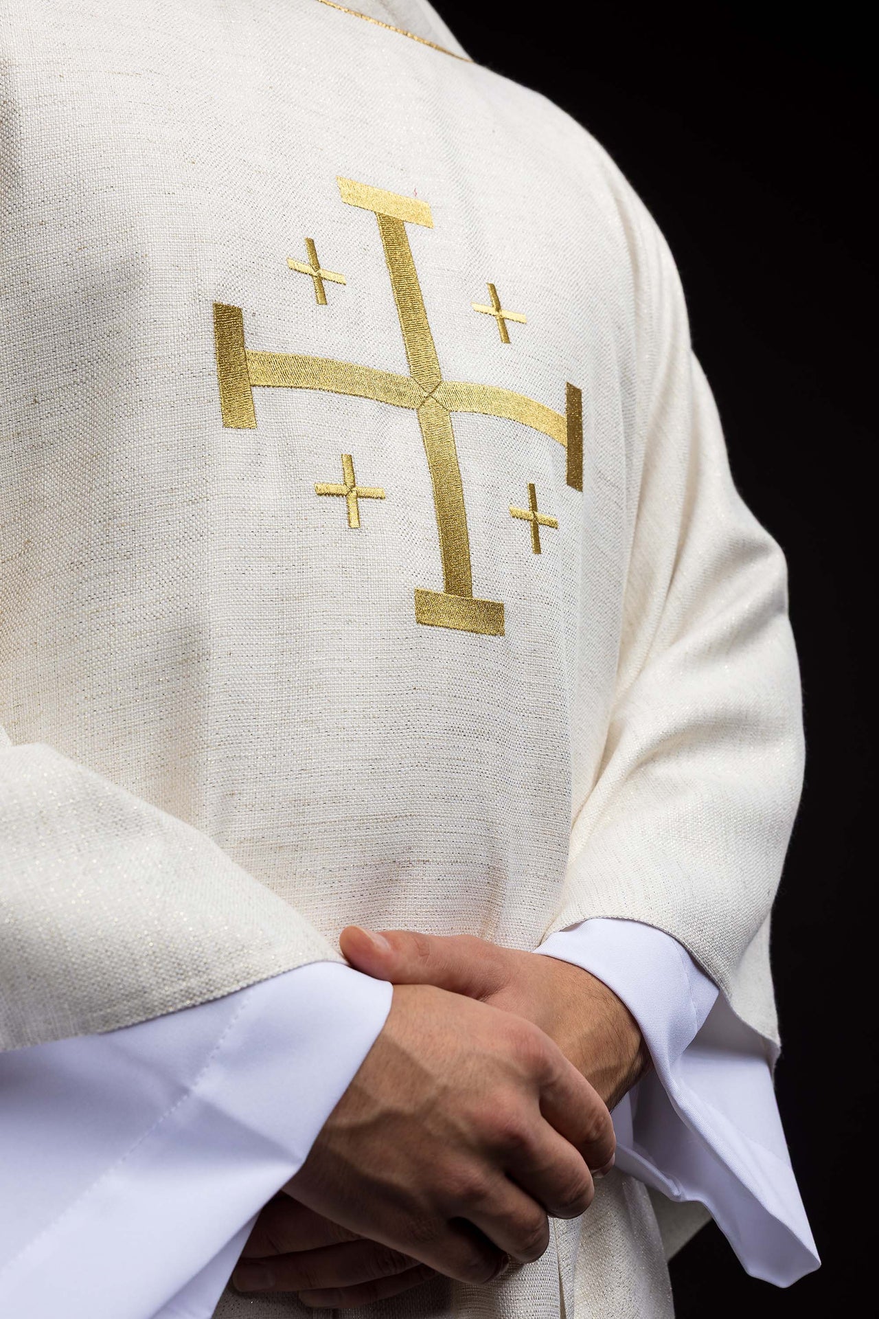 Casulla bordada con la Cruz de Jerusalén en color marfil ecru