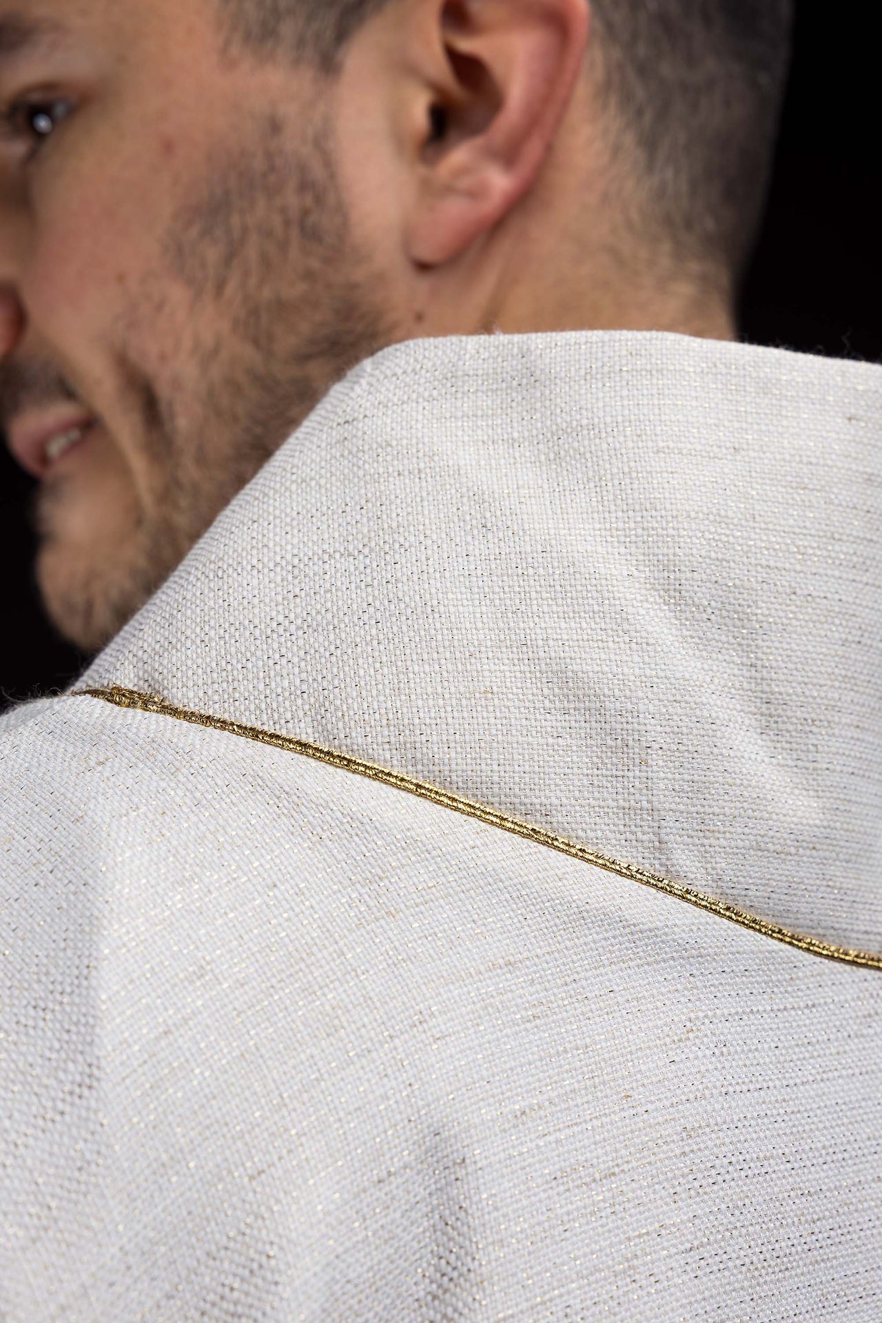 Casulla bordada con la Cruz de Jerusalén en color marfil ecru