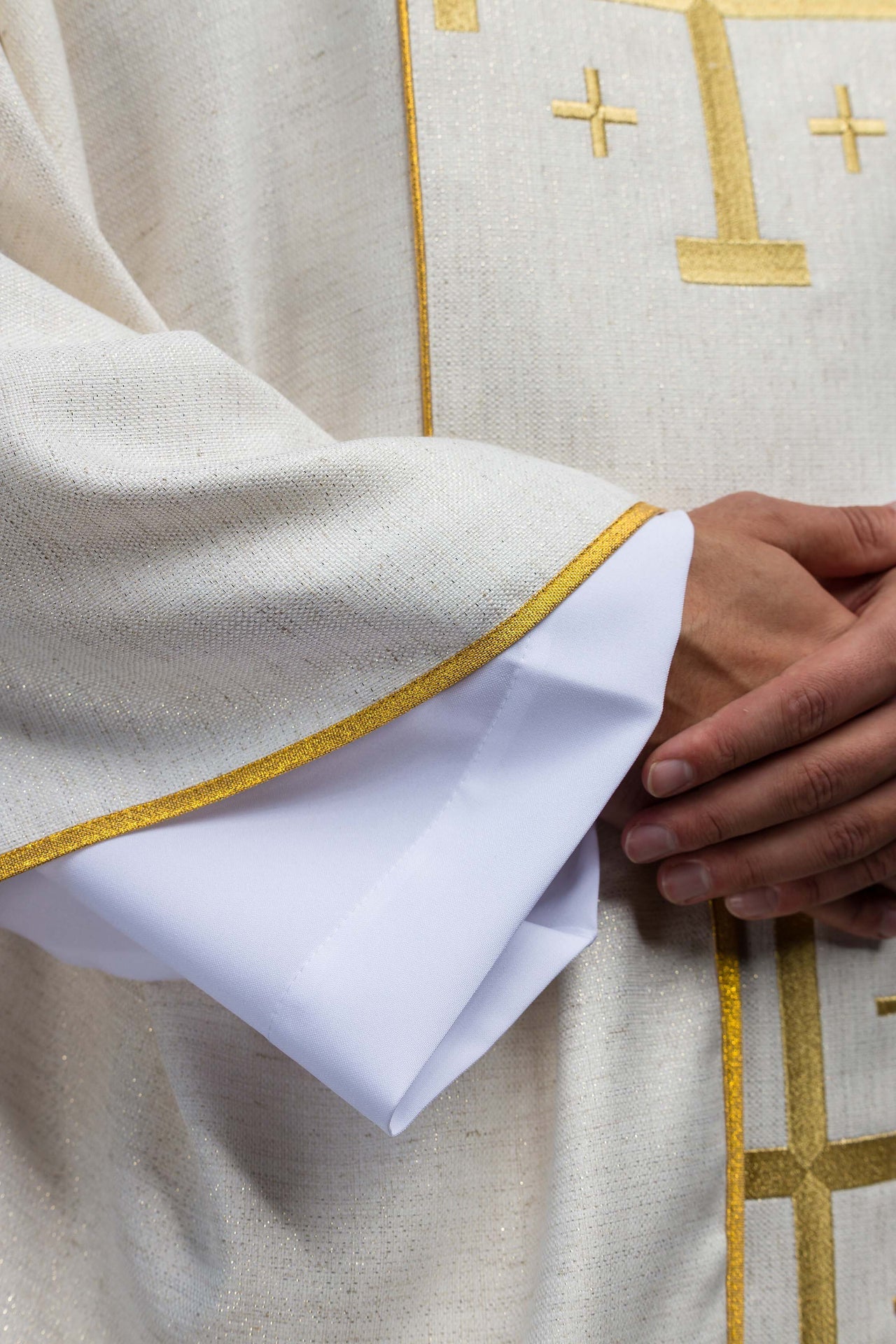 Casulla bordada con la Cruz de Jerusalén – ecru