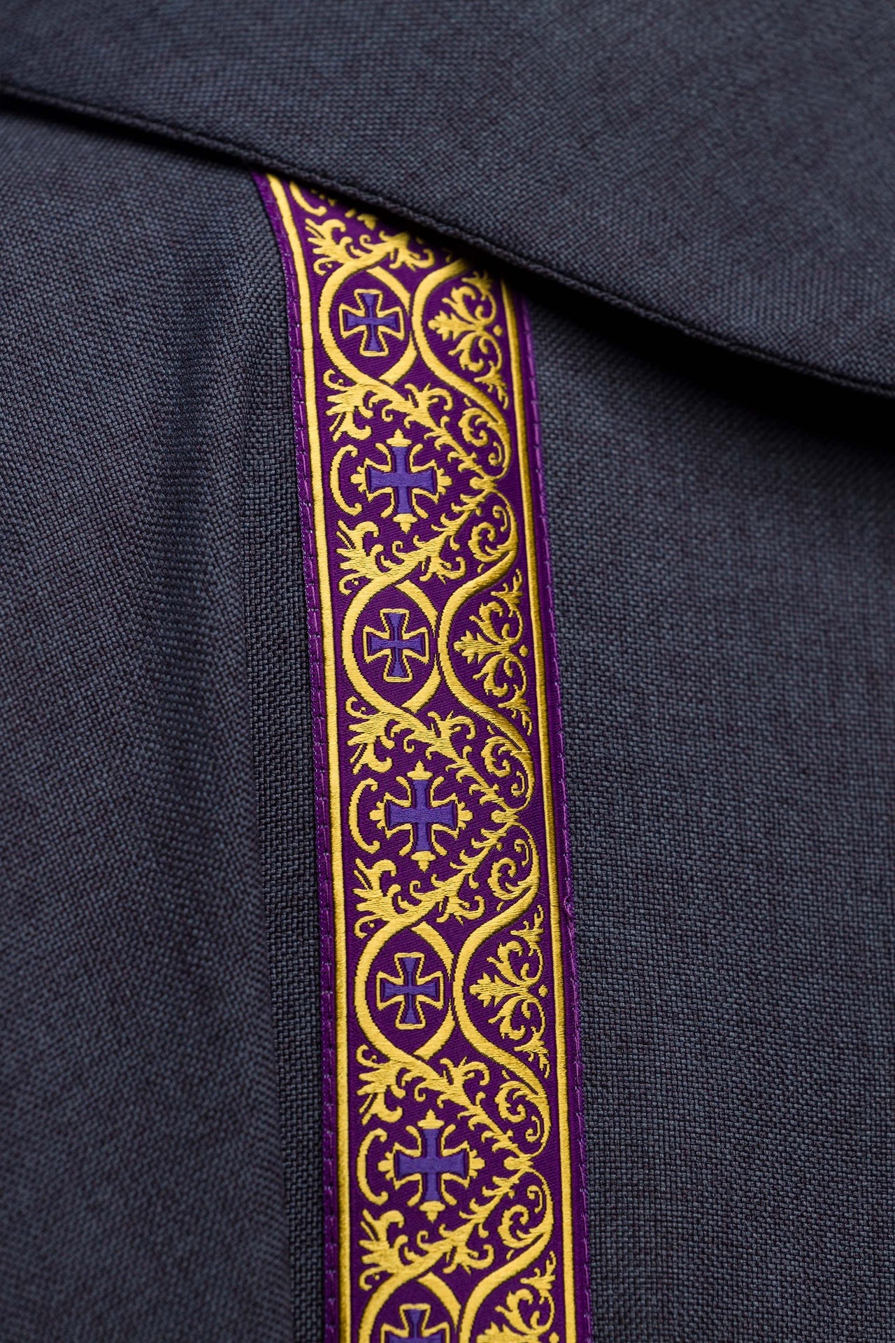 Casulla litúrgica morada con cruz bordada y bandas de jacquard
