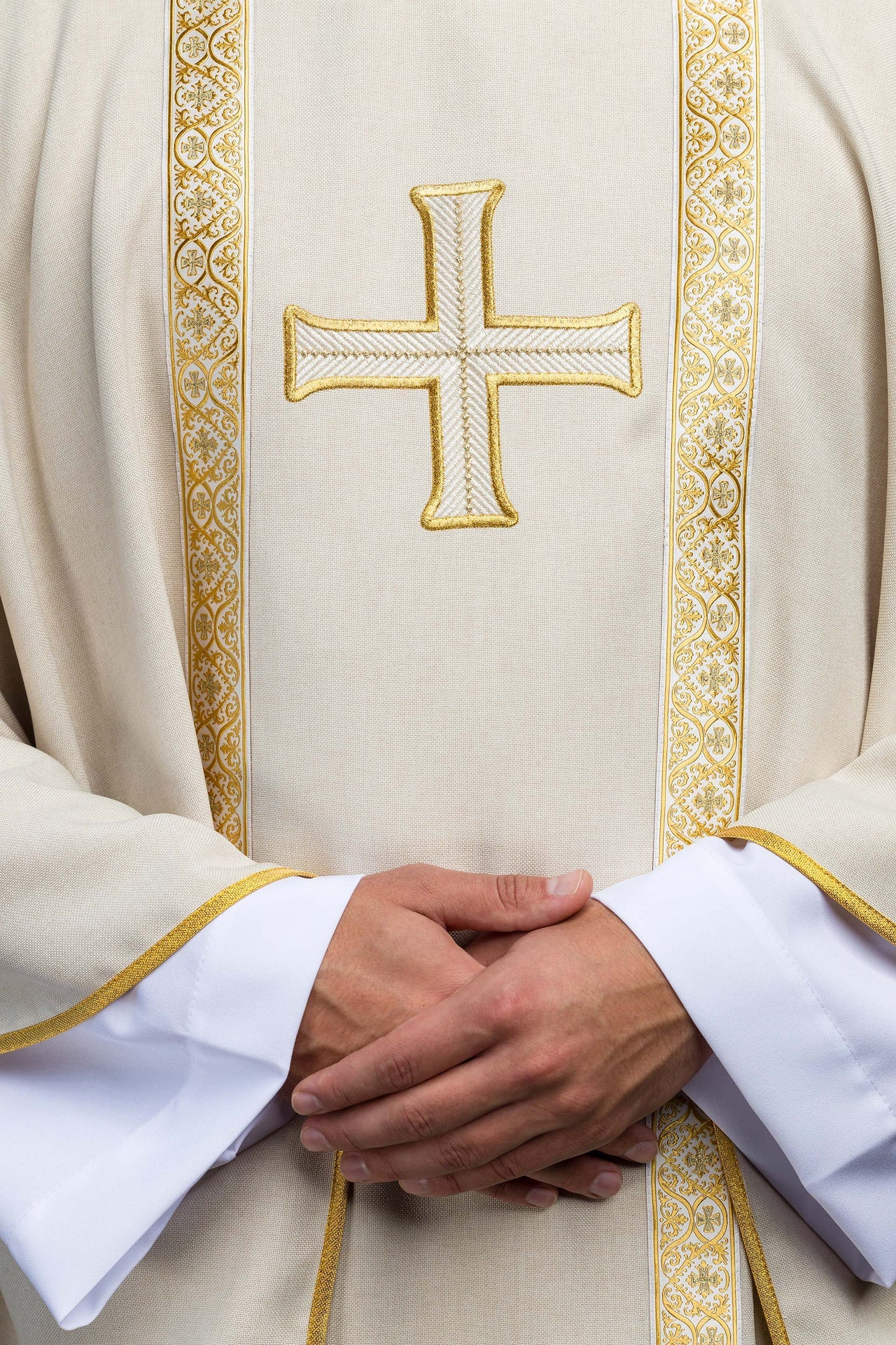 Casulla litúrgica color ecru con cruz bordada y bandas de jacquard