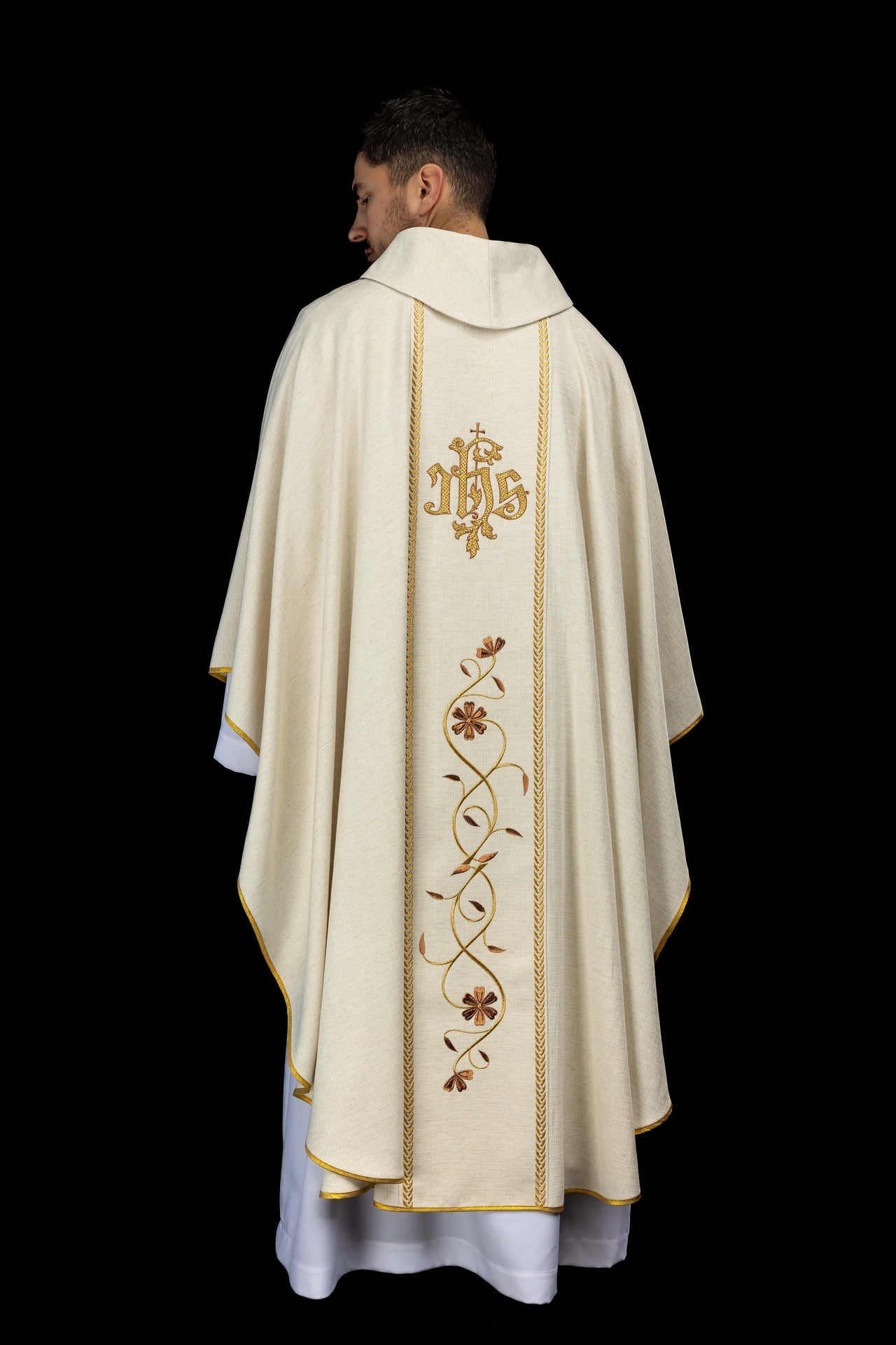 Ornat haftowany z pasem i wizerunkiem Jezusa Dobrego Pasterza z Barankiem ecru - ORNATY.PL