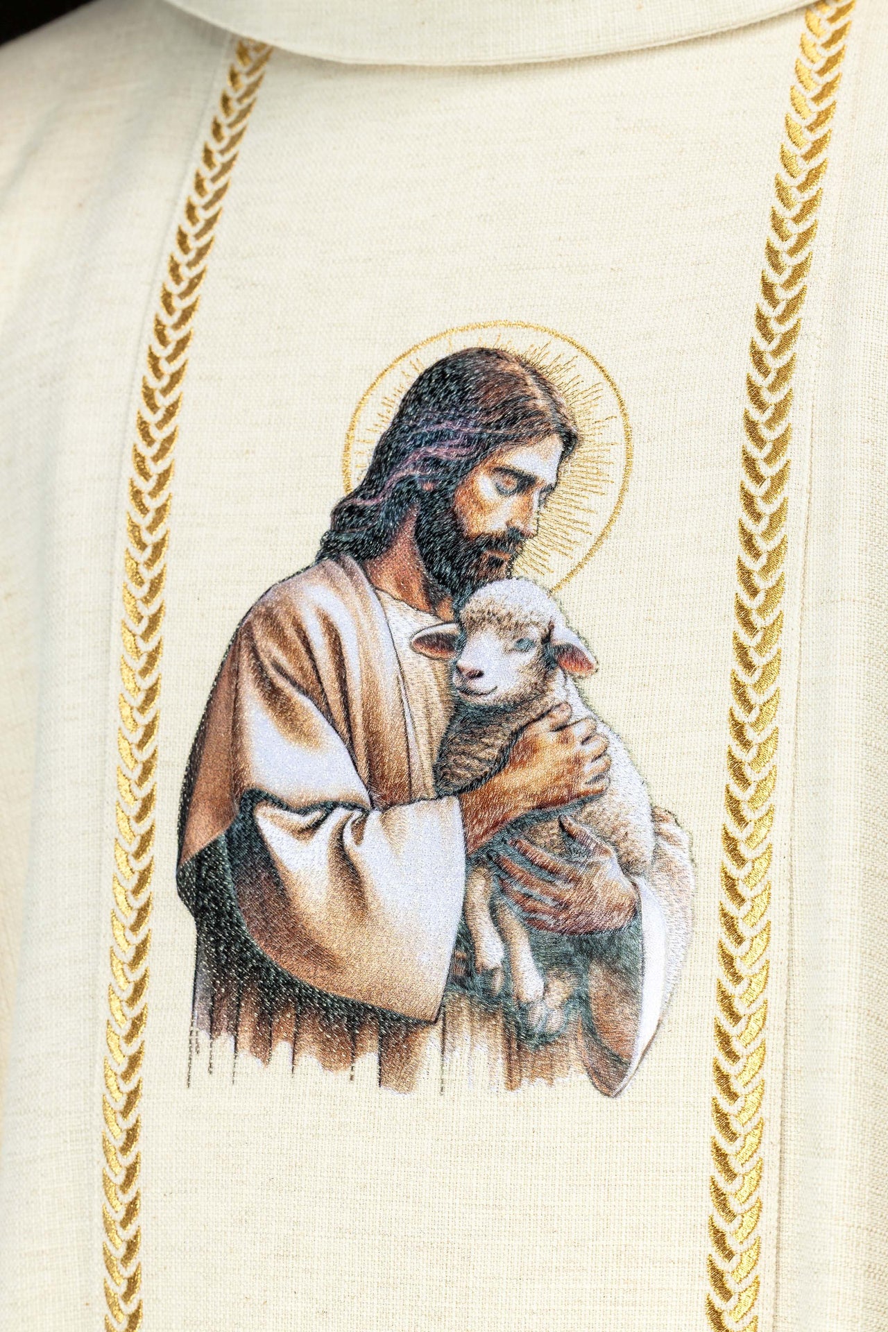 Ornat haftowany z pasem i wizerunkiem Jezusa Dobrego Pasterza z Barankiem ecru - ORNATY.PL