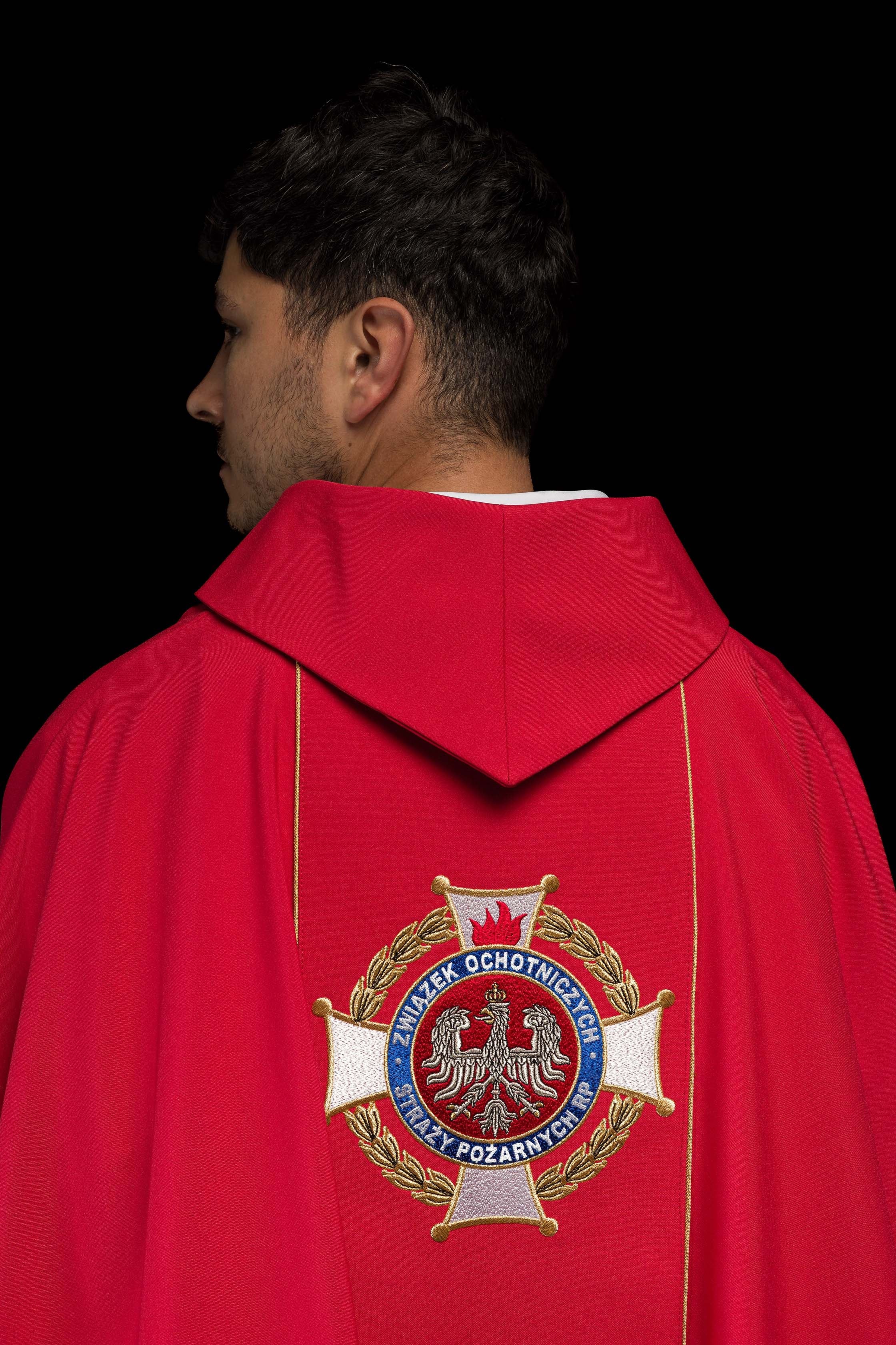 Casula ricamente bordada com a imagem de São Floriano