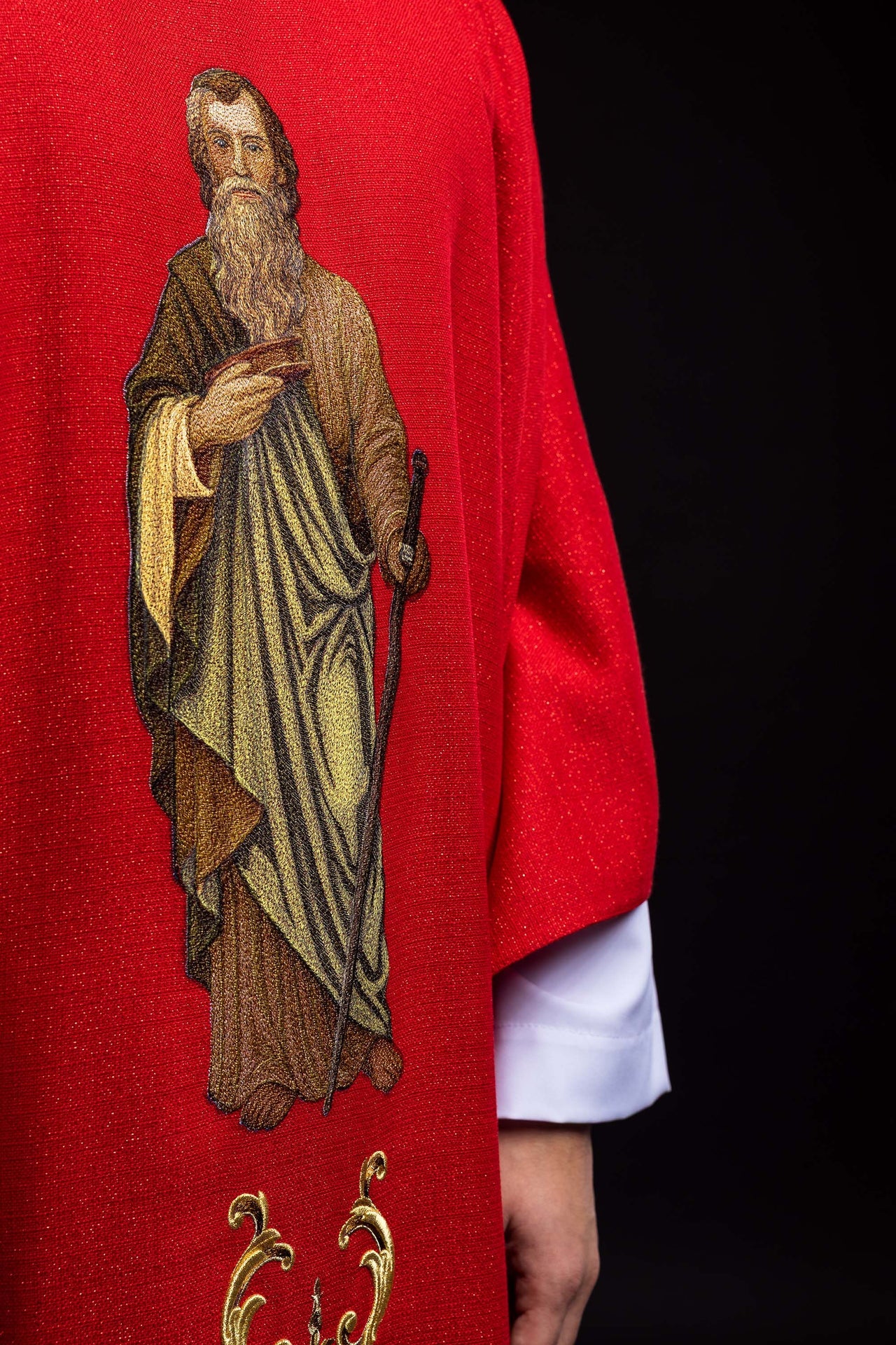 Casulla ricamente bordada con la imagen de San Pablo color rojo