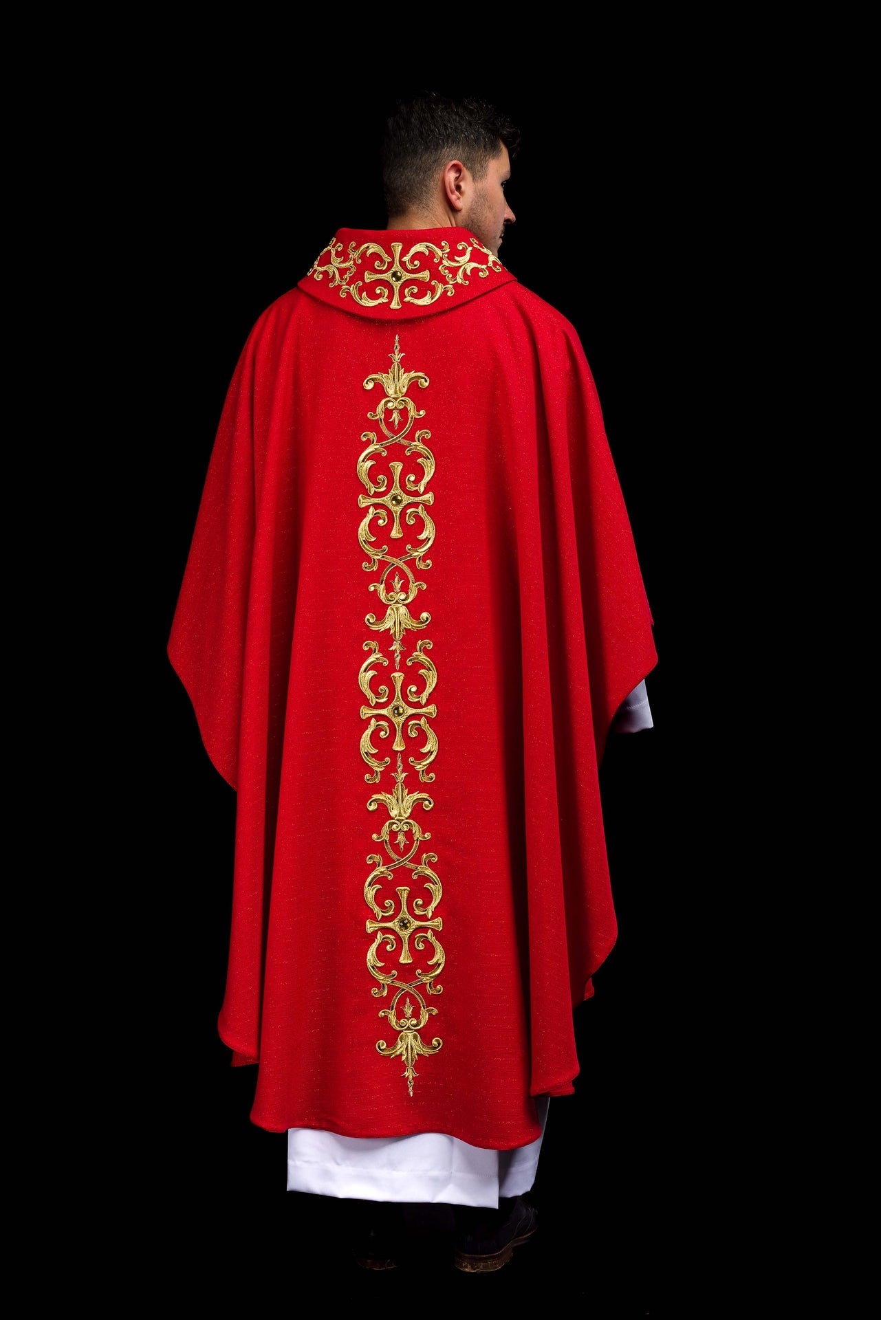 Casulla ricamente bordada con la imagen de San Pedro color rojo