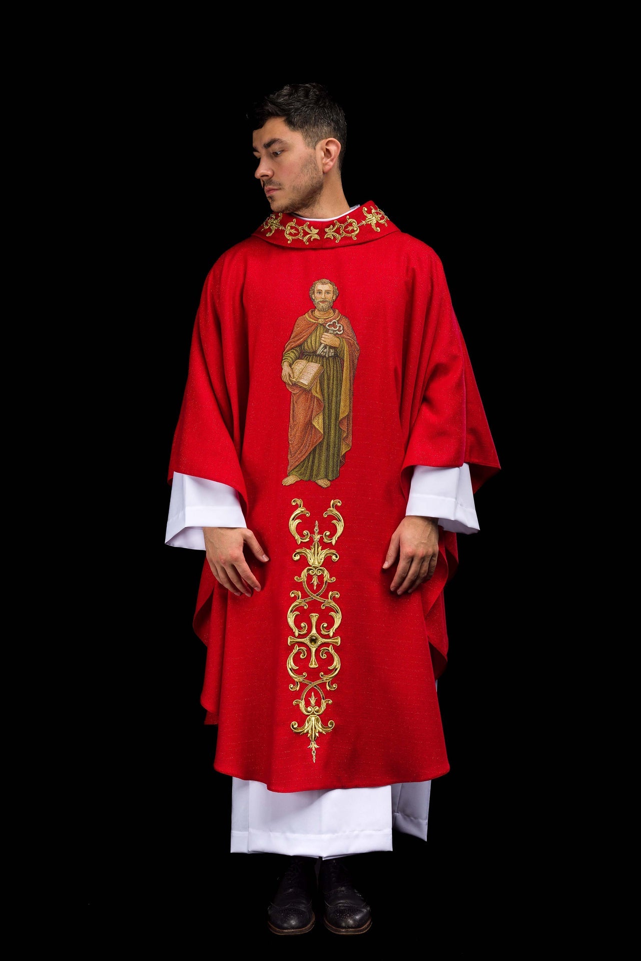 Casulla ricamente bordada con la imagen de San Pedro color rojo