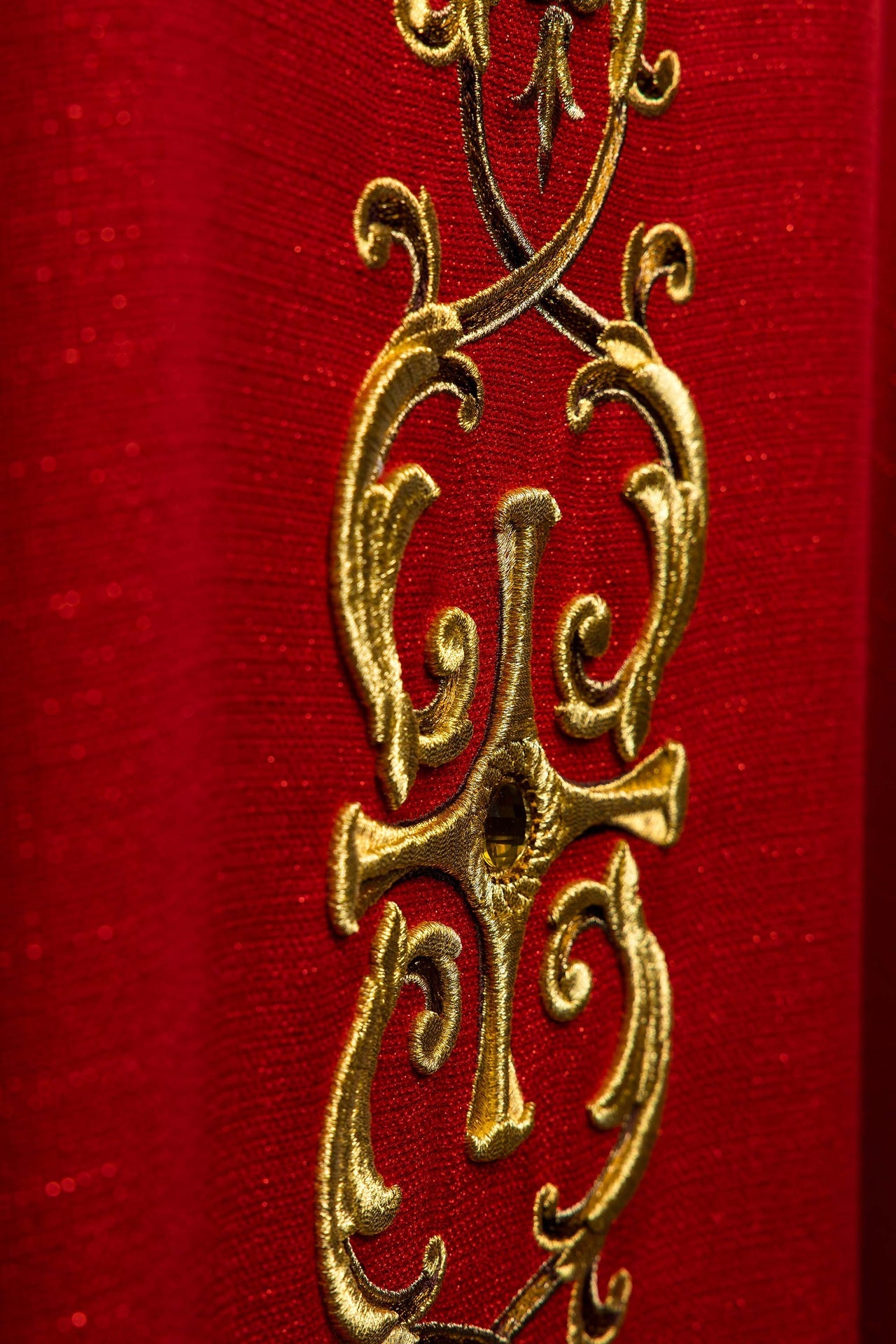 Casulla ricamente bordada con la imagen de San Pedro color rojo