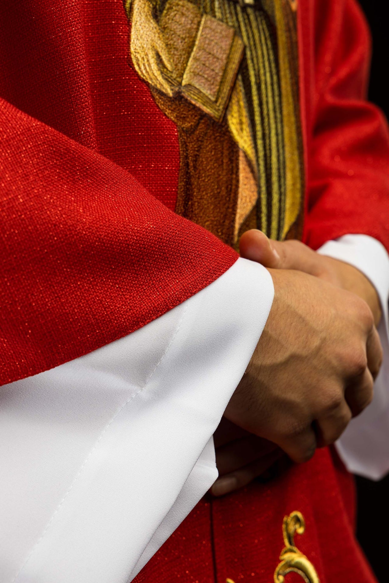 Casulla ricamente bordada con la imagen de San Pedro color rojo