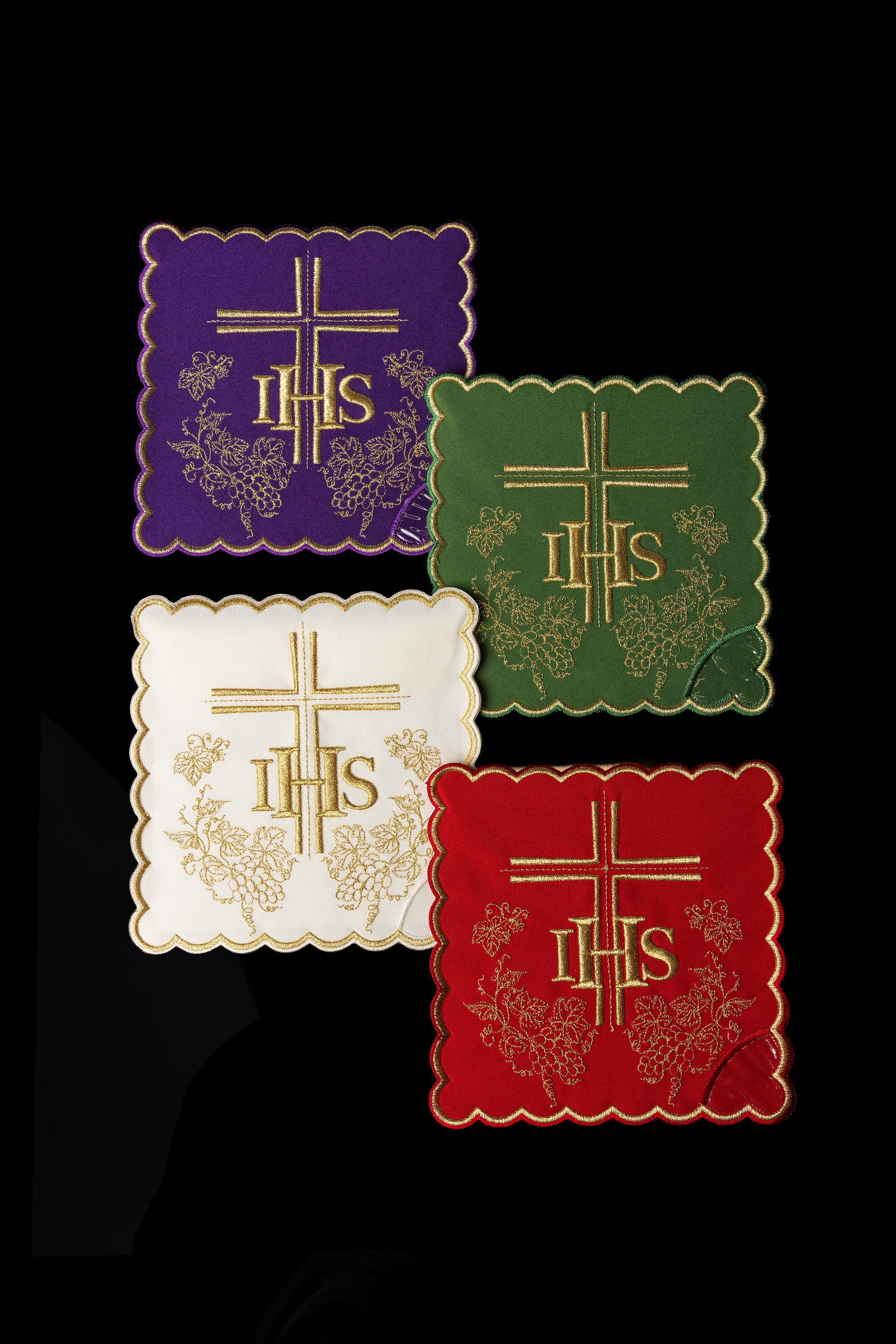 Conjunto de palias de cáliz con el símbolo IHS en cuatro colores litúrgicos