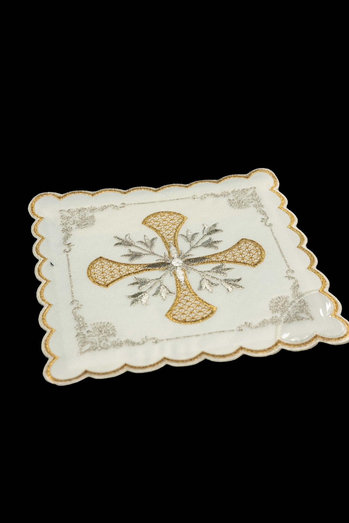 Juego de cuatro palias para cáliz bordadas con motivo de cruz y ornamentos florales