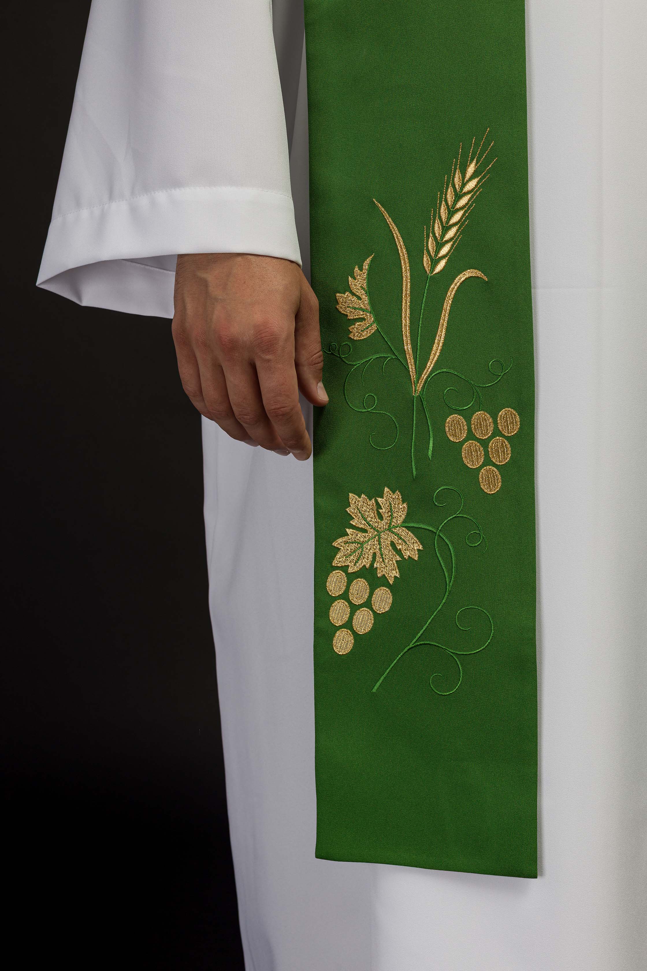 Estola sacerdotal bordada com uvas e espigas em verde