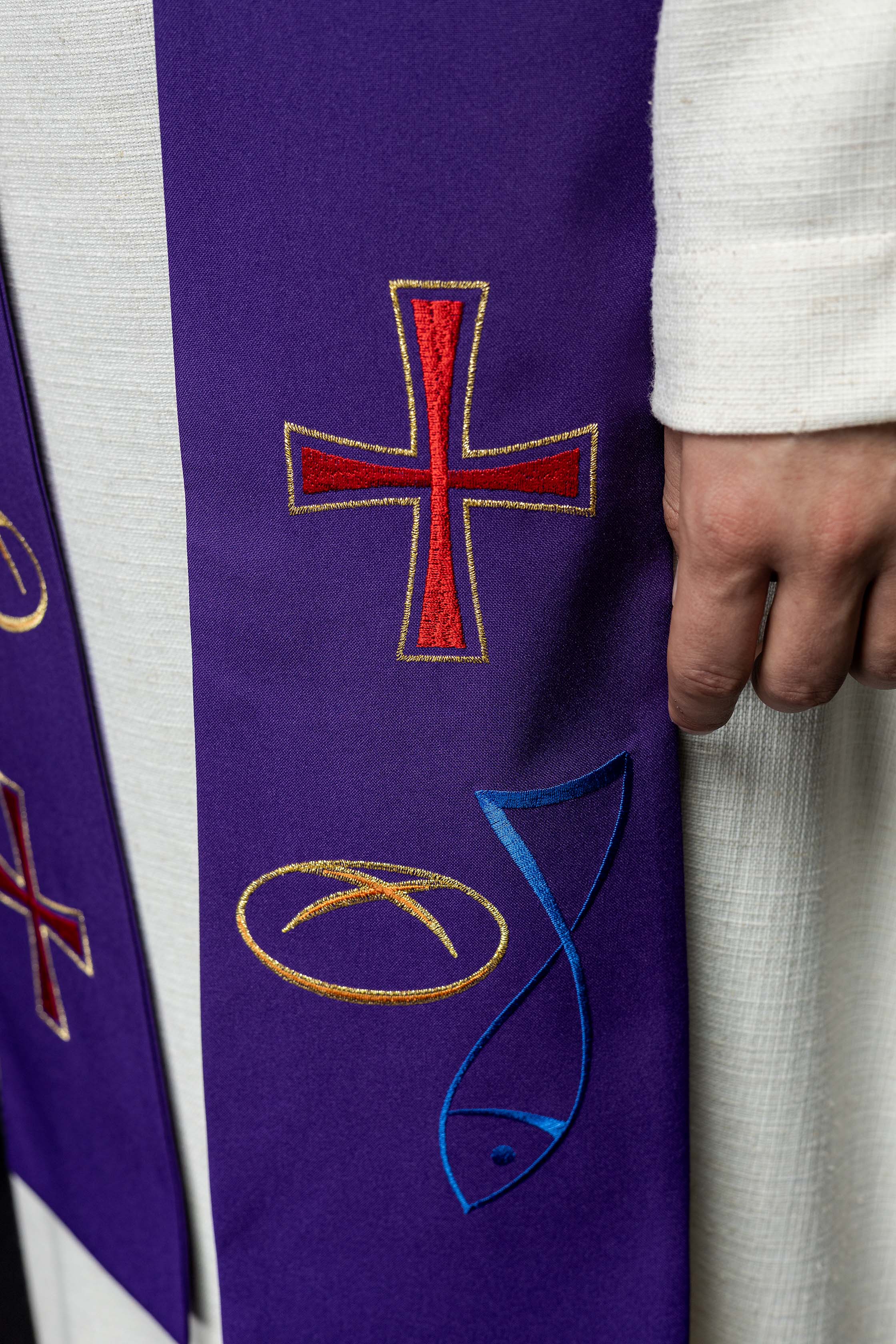 Estola Sacerdotal Roxa Bordada Peixe Pão Cruz