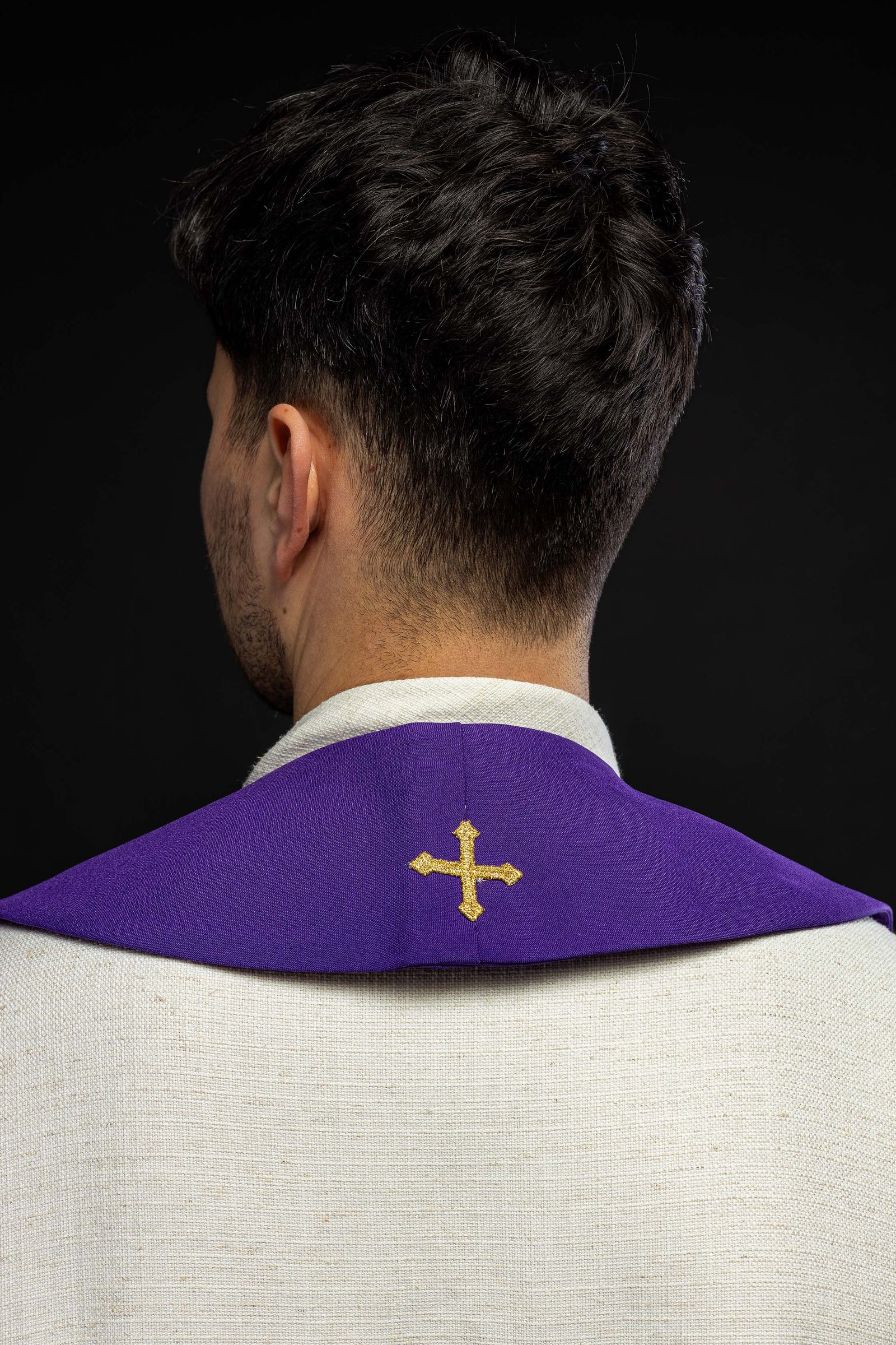 Estola roxa com bordado Alfa e Ómega