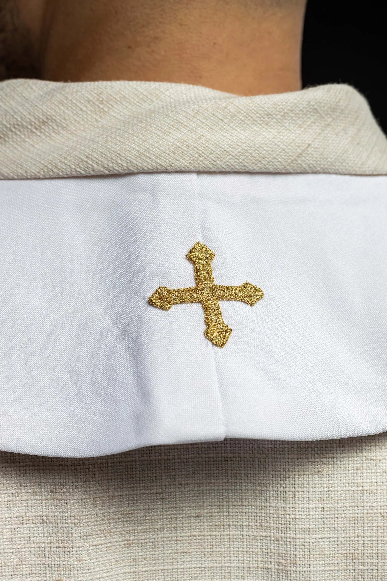 Estola Sacerdotal Branca Bordada com Motivo Mariano e Coroa