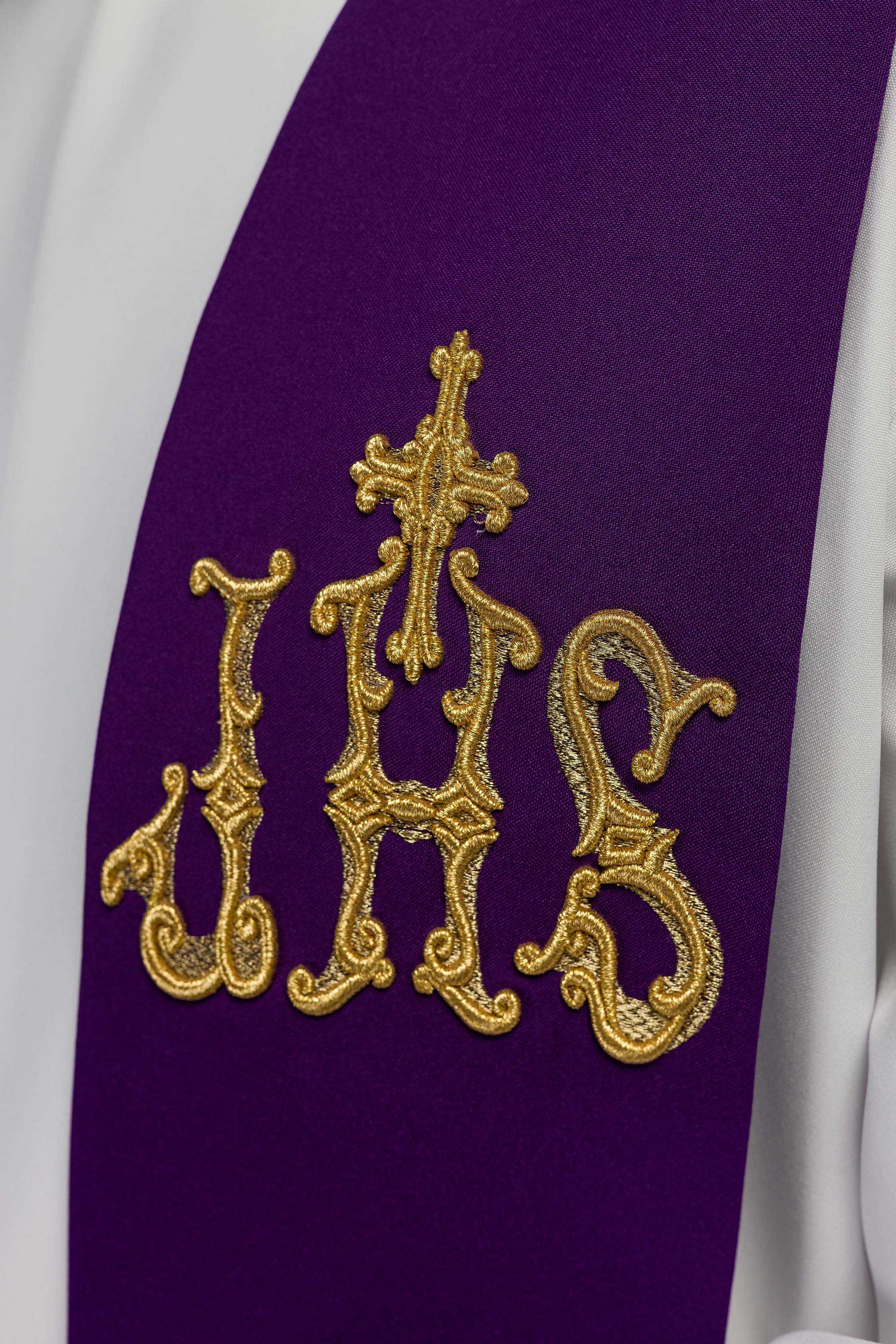 Estola sacerdotal roxa bordada cruz e IHS