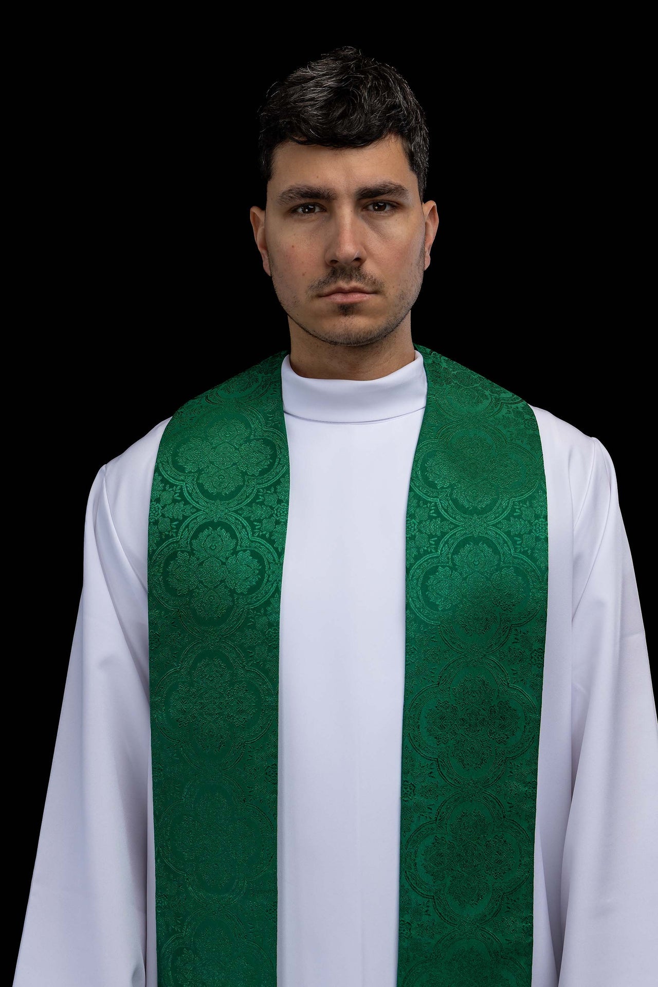 Estola bordada con motivo de la Cruz tejido jacquard verde