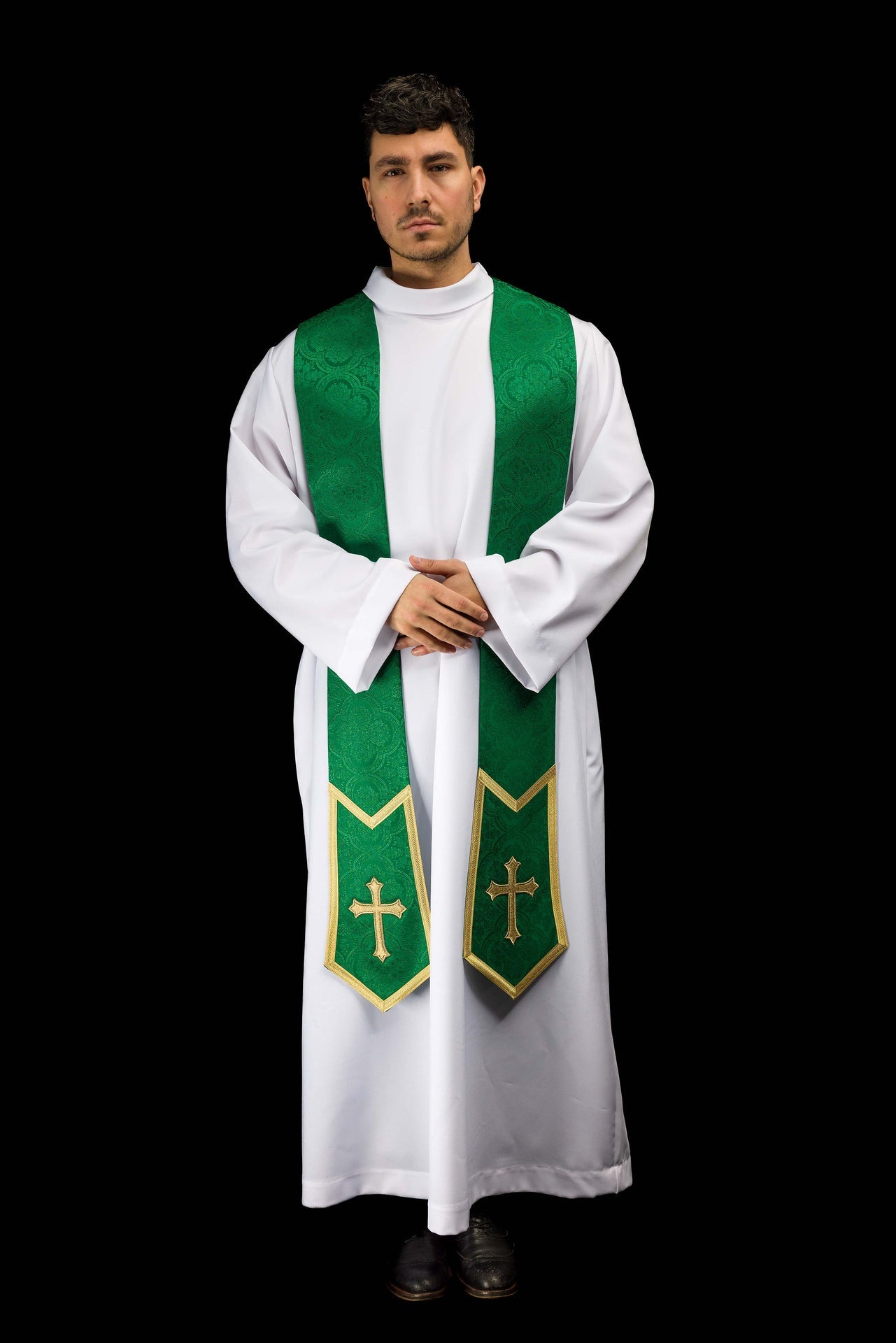 Estola bordada con motivo de Cruz en tejido jacquard verde