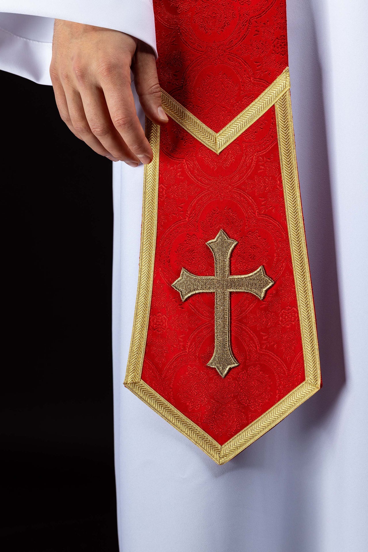 Stuła haftowana z motywem Krzyża czerwona tkanina żakardowa - ORNATY.PL