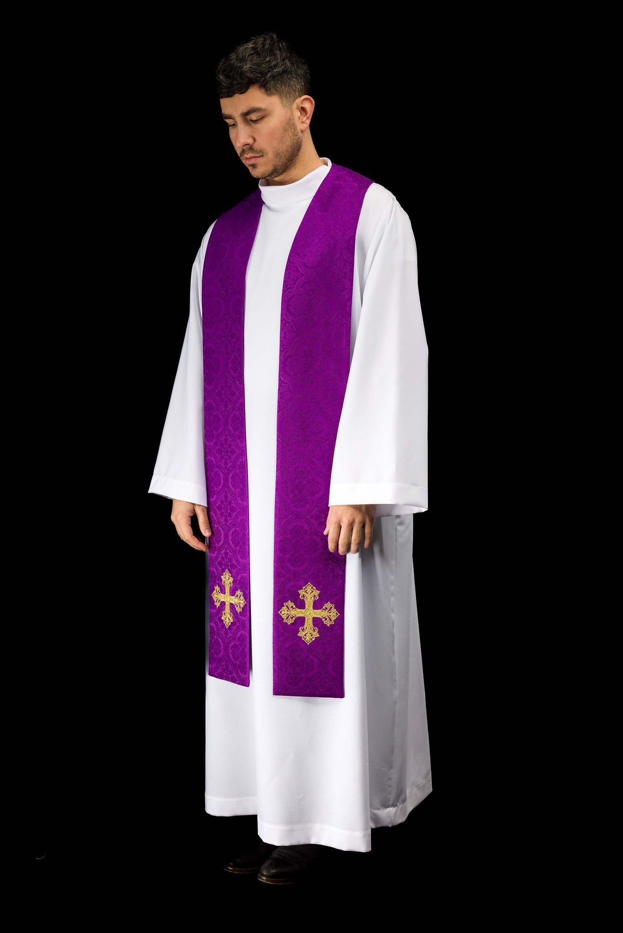 Stuła haftowana z motywem Krzyża fioletowa tkanina żakardowa - ORNATY.PL