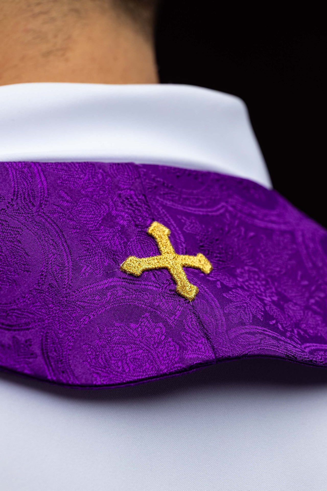 Stuła haftowana z motywem Krzyża fioletowa tkanina żakardowa - ORNATY.PL