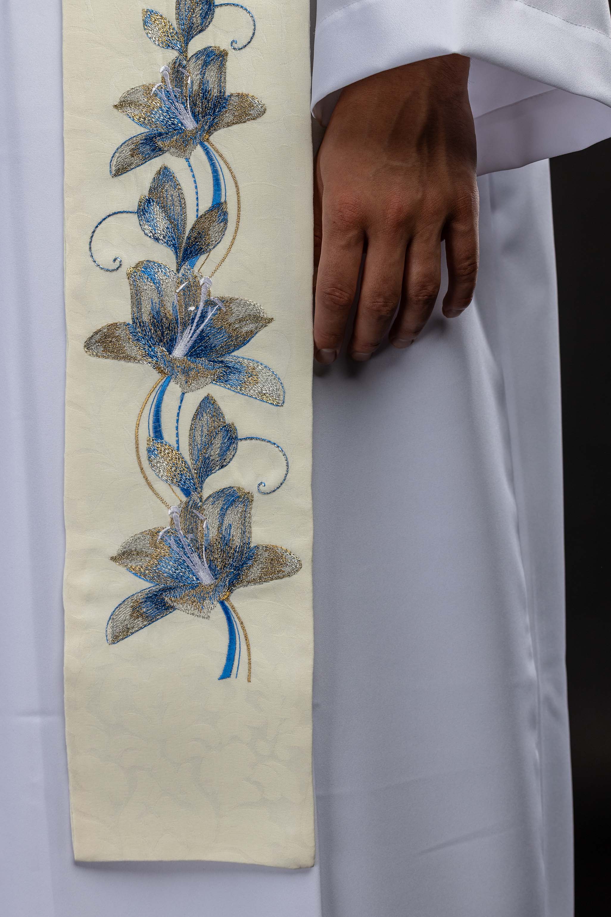 Estola bordada con la imagen de Nuestra Señora de Medjugorje