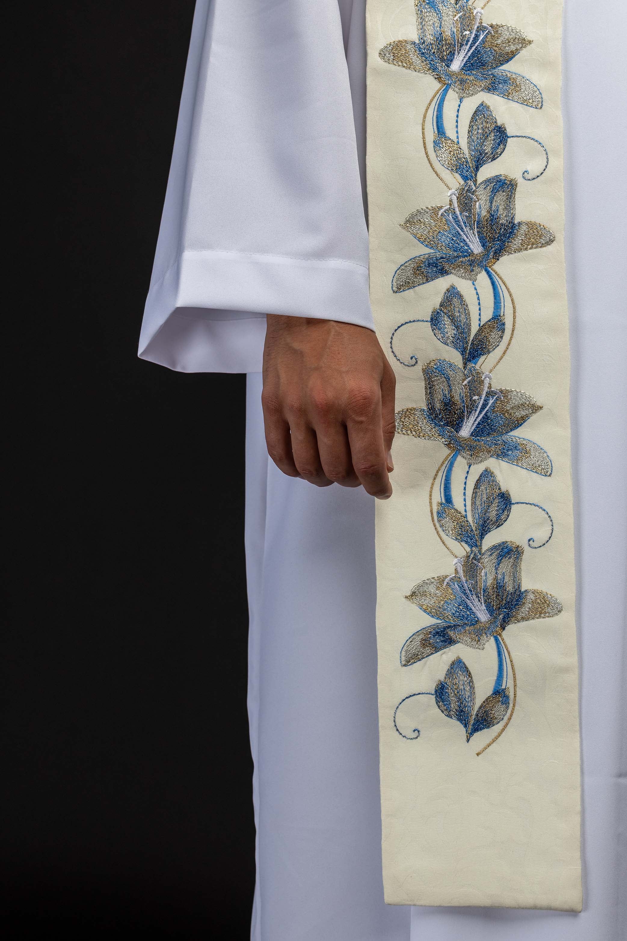 Estola bordada con la imagen de Nuestra Señora de Medjugorje
