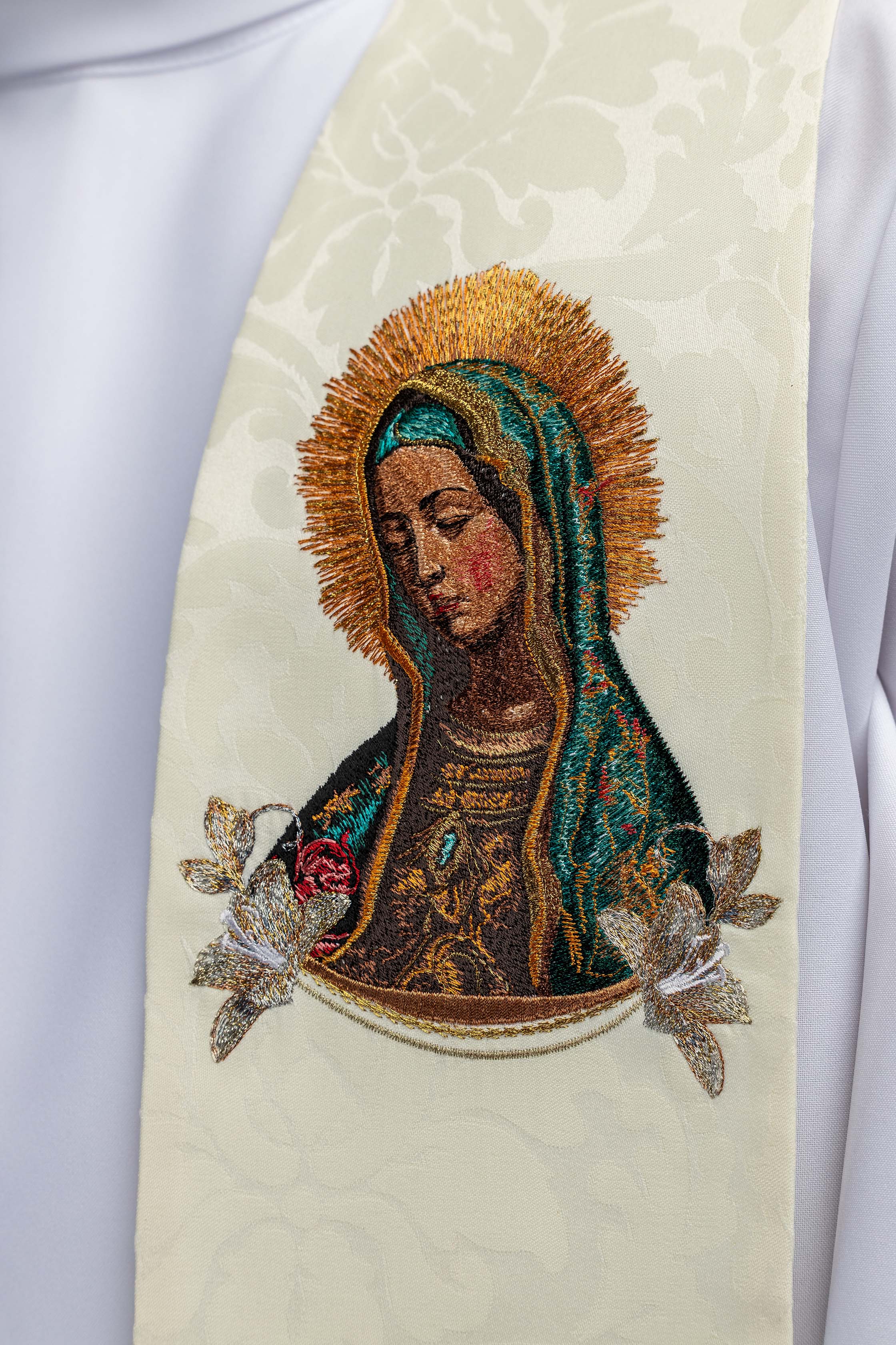 Estola bordada con la imagen de Nuestra Señora de Guadalupe