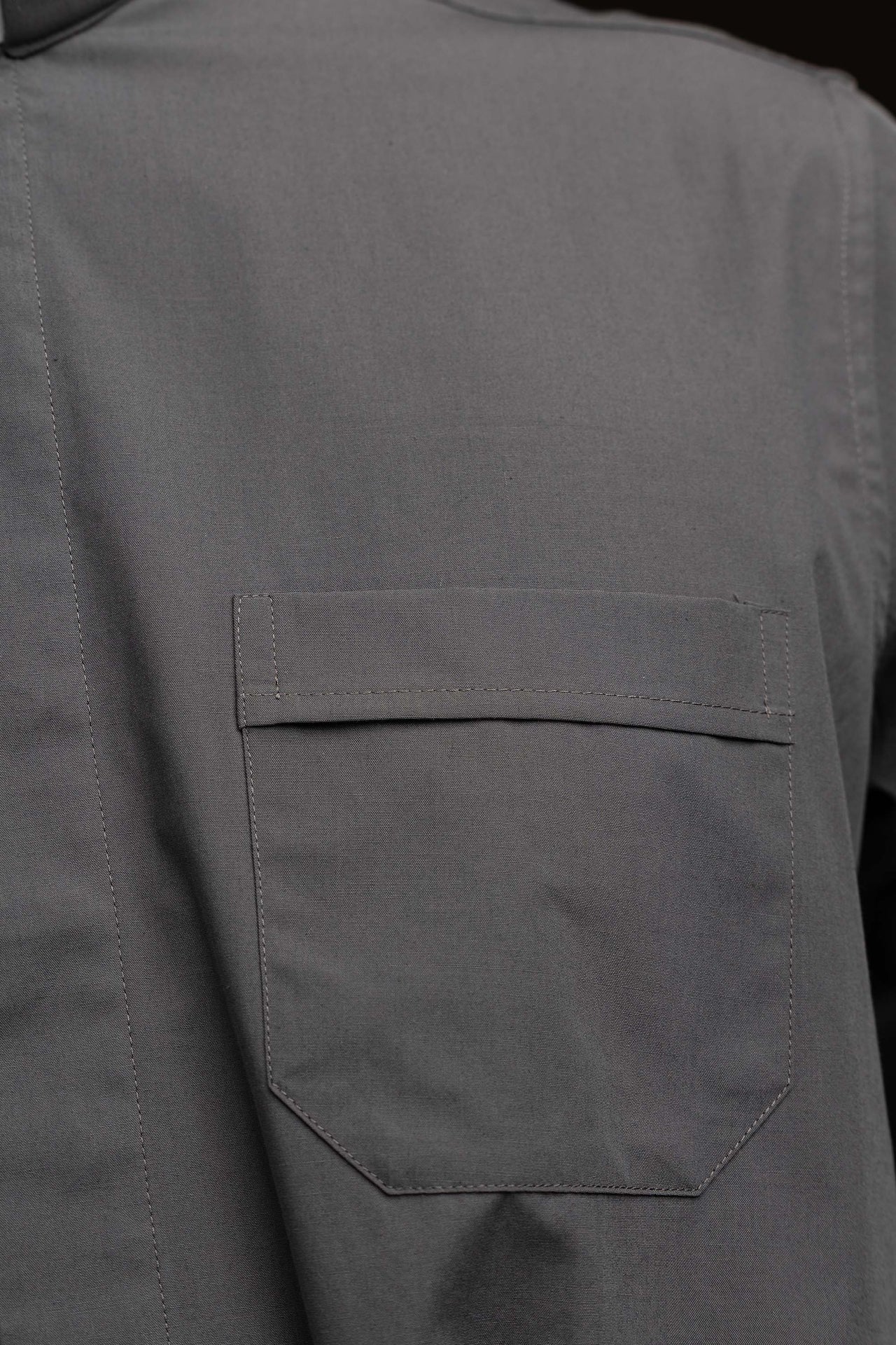 Camisa clerical gris oscuro de manga larga con alzacuello