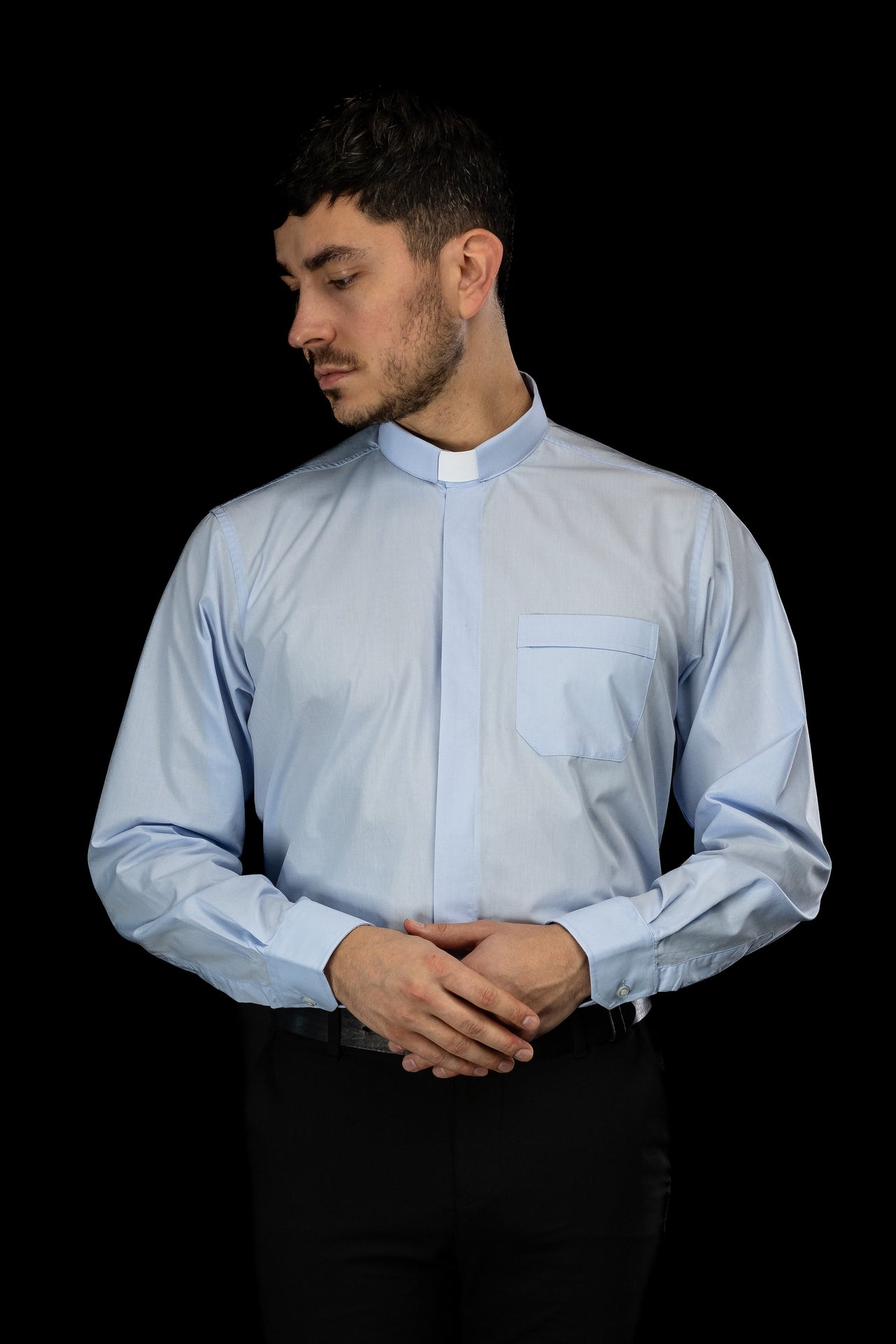 Camisa clerical azul de manga larga con alzacuello