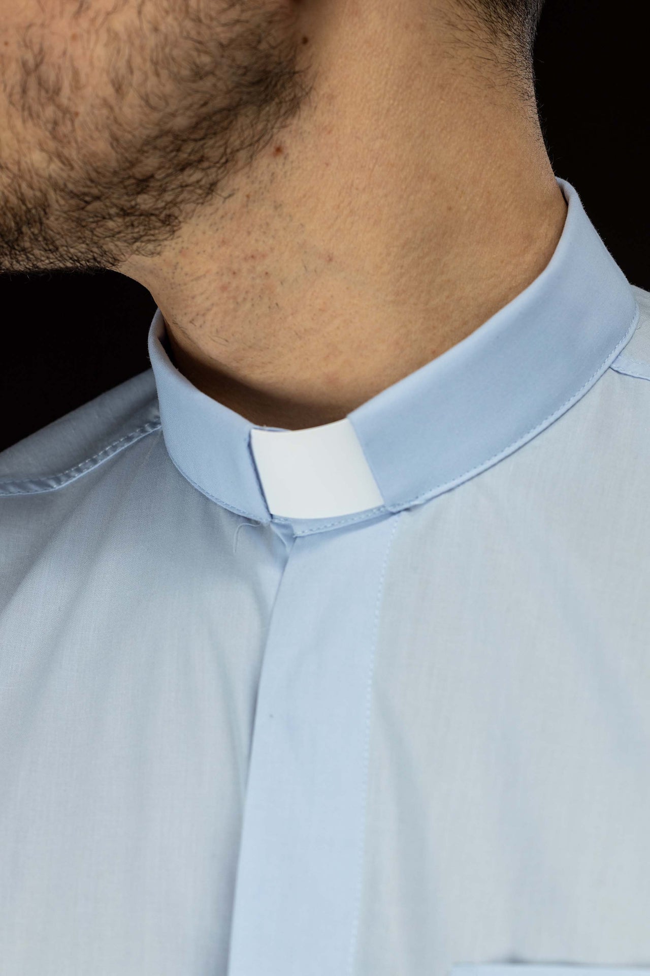 Camisa clerical azul de manga larga con alzacuello
