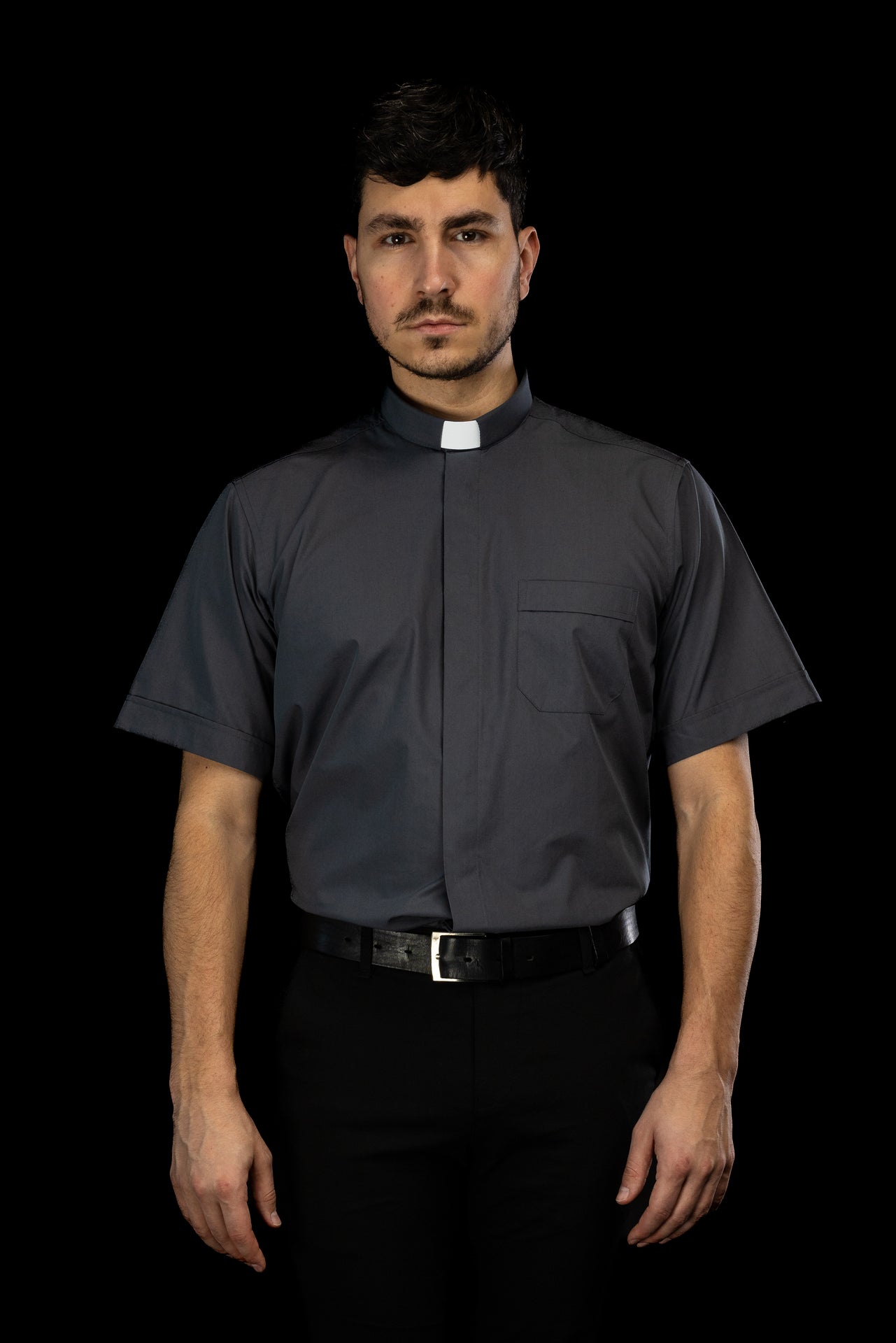 Camisa clerical gris oscuro de manga corta con alzacuello